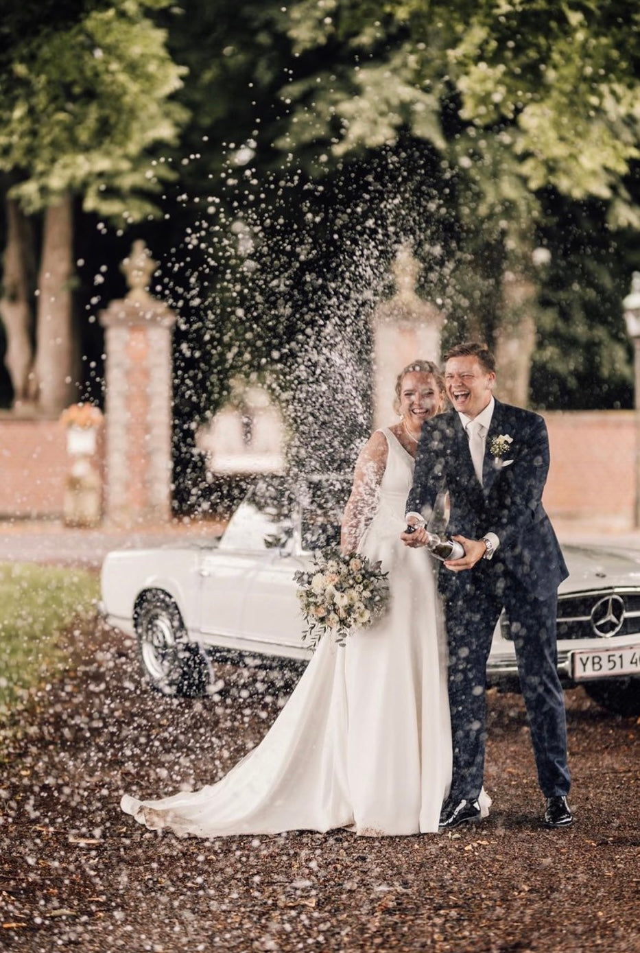 Rita *taille plus* - robe de mariée classique à décolleté plongeant illusion et dos ouvert Rita *taille plus* - robe de mariée classique à décolleté plongeant illusion et dos ouvert