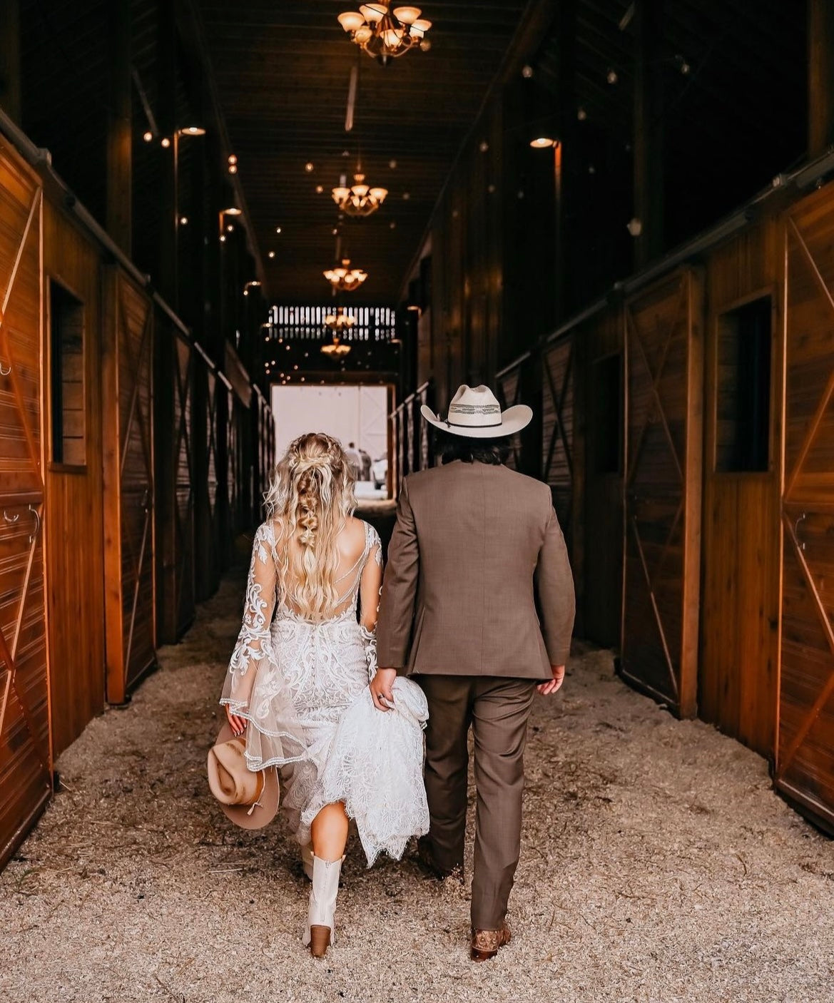 Wilson - robe de mariée boho ajustée en dentelle avec manches cloches en tulle léger et dos ouvert Wilson - robe de mariée boho ajustée en dentelle avec manches cloches en tulle léger et dos ouvert