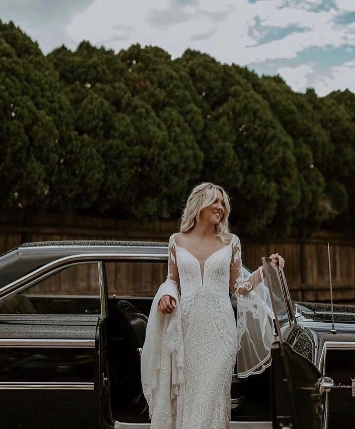 Wilson - robe de mariée boho ajustée en dentelle avec manches cloches en tulle léger et dos ouvert Wilson - robe de mariée boho ajustée en dentelle avec manches cloches en tulle léger et dos ouvert