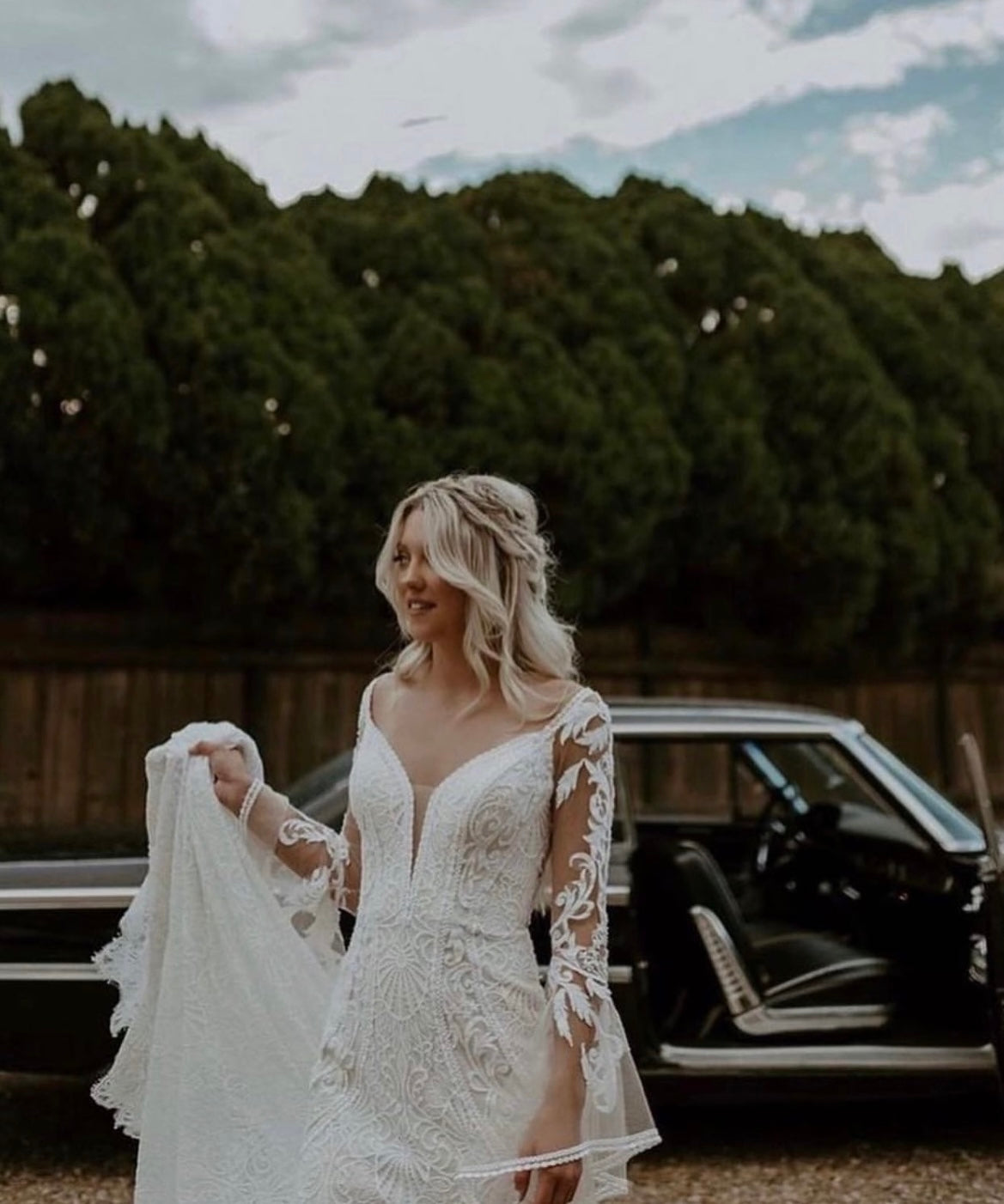 Wilson - robe de mariée boho ajustée en dentelle avec manches cloches en tulle léger et dos ouvert Wilson - robe de mariée boho ajustée en dentelle avec manches cloches en tulle léger et dos ouvert