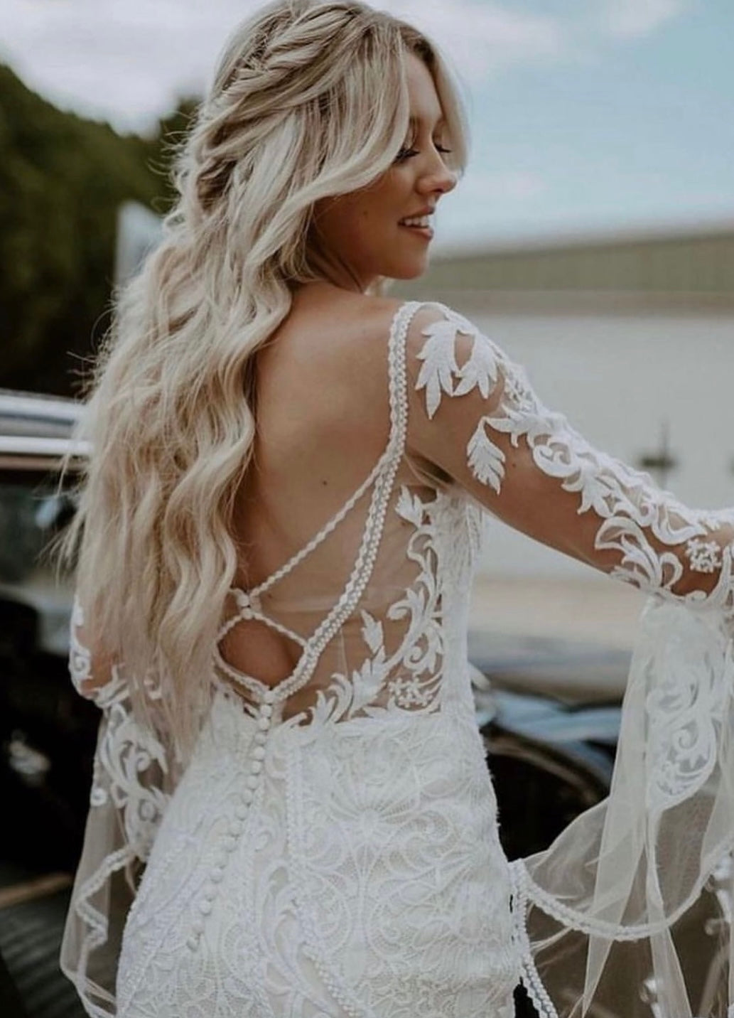 Wilson - robe de mariée boho ajustée en dentelle avec manches cloches en tulle léger et dos ouvert Wilson - robe de mariée boho ajustée en dentelle avec manches cloches en tulle léger et dos ouvert