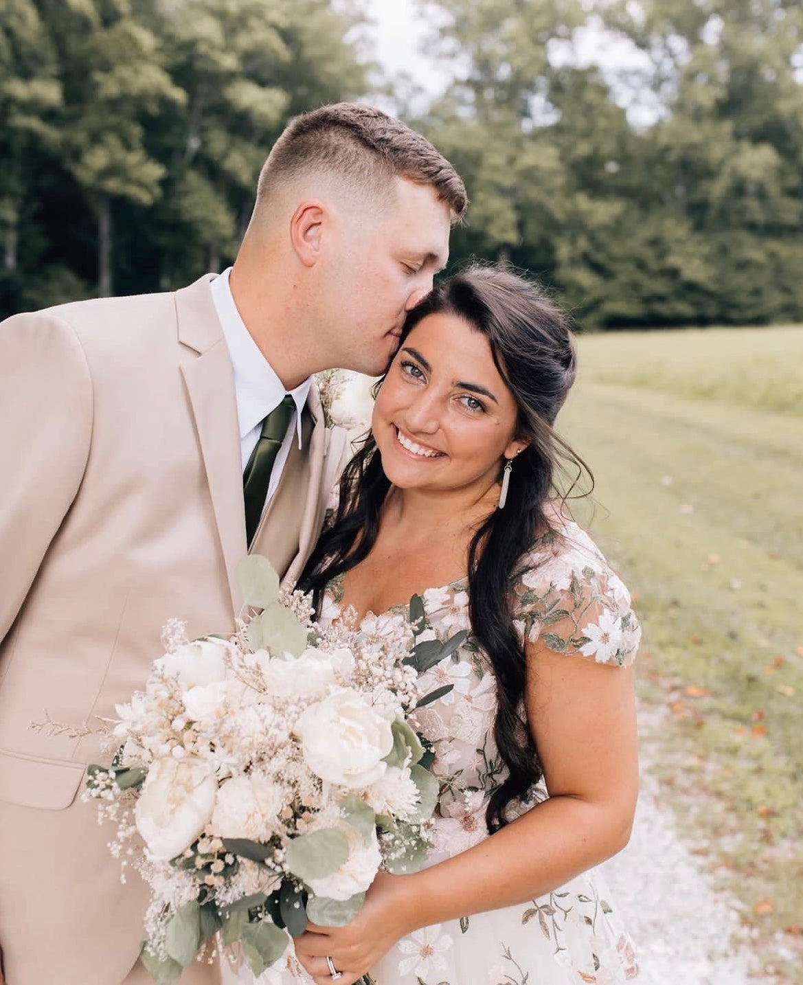 *EXCLUSIVITÉ* Juno *taille plus* - robe de mariée unique et festive avec dentelle brodée haut de gamme et manches courtes bouffantes *EXCLUSIVITÉ* Juno *taille plus* - robe de mariée unique et festive avec dentelle brodée haut de gamme et manches courtes bouffantes