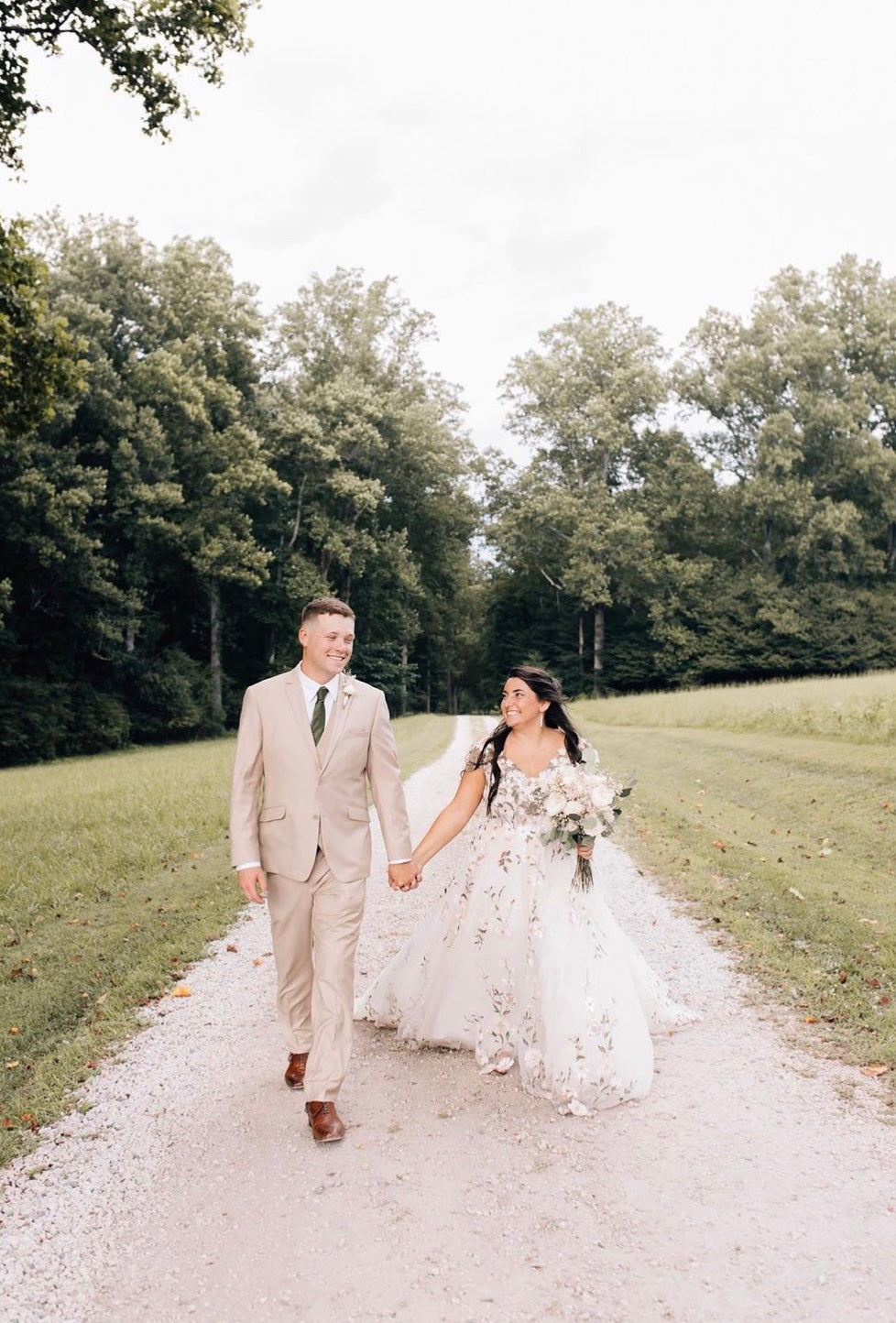 Juno - robe de mariée unique et festive avec dentelle brodée haut de gamme et manches courtes bouffantes Juno - robe de mariée unique et festive avec dentelle brodée haut de gamme et manches courtes bouffantes