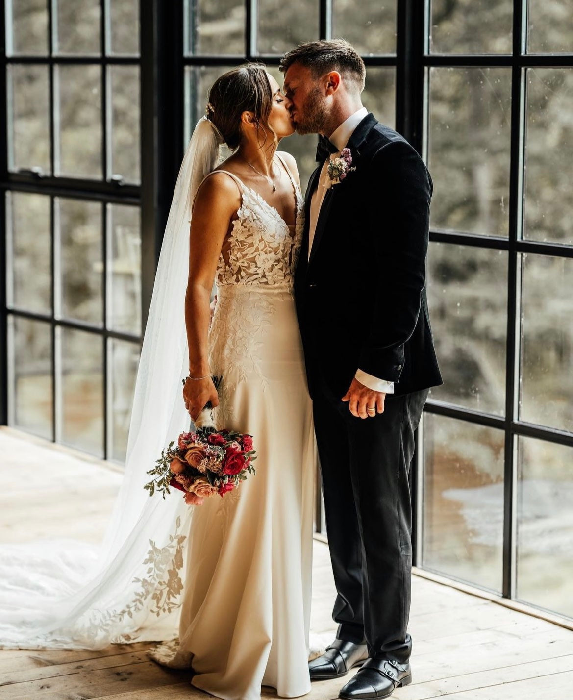 Blaze - robe de mariée coupe ajustée sans manches avec bas en crêpe et traîne en dentelle florale sans perles Blaze - robe de mariée coupe ajustée sans manches avec bas en crêpe et traîne en dentelle florale sans perles