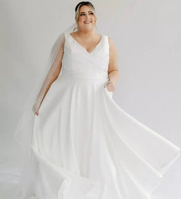 Jessy *taille plus* *échantillon taille 24* - robe de mariée classique à haut de style cache-coeur en mikado
