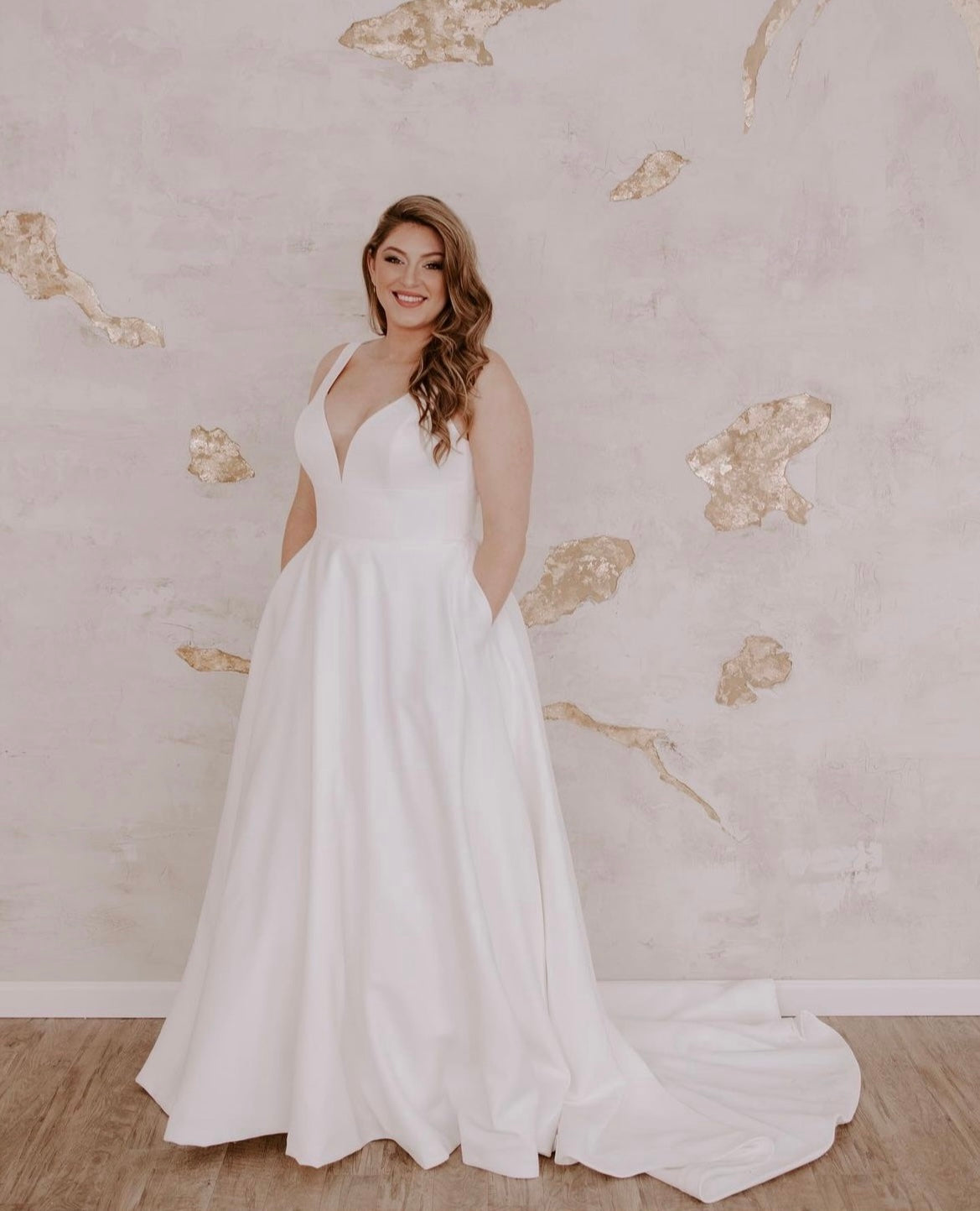 Rita *taille plus* - robe de mariée classique à décolleté plongeant illusion et dos ouvert Rita *taille plus* - robe de mariée classique à décolleté plongeant illusion et dos ouvert