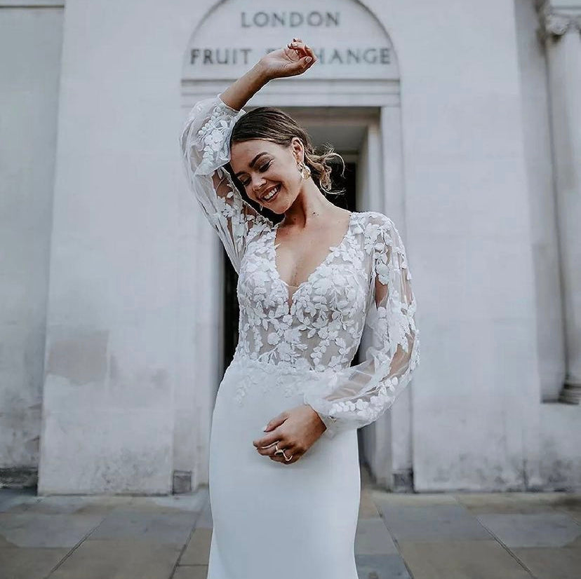 Bella *échantillon taille 20* - robe de mariée boho moderne avec dentelle de coton et jupe en crêpe satinée ajustée, manches longues bouffantes Bella *échantillon taille 20* - robe de mariée boho moderne avec dentelle de coton et jupe en crêpe satinée ajustée, manches longues bouffantes