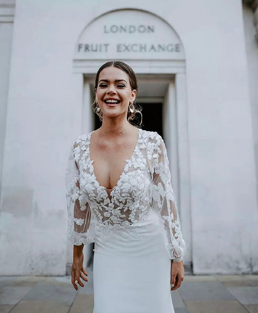 Bella *échantillon taille 20* - robe de mariée boho moderne avec dentelle de coton et jupe en crêpe satinée ajustée, manches longues bouffantes Bella *échantillon taille 20* - robe de mariée boho moderne avec dentelle de coton et jupe en crêpe satinée ajustée, manches longues bouffantes