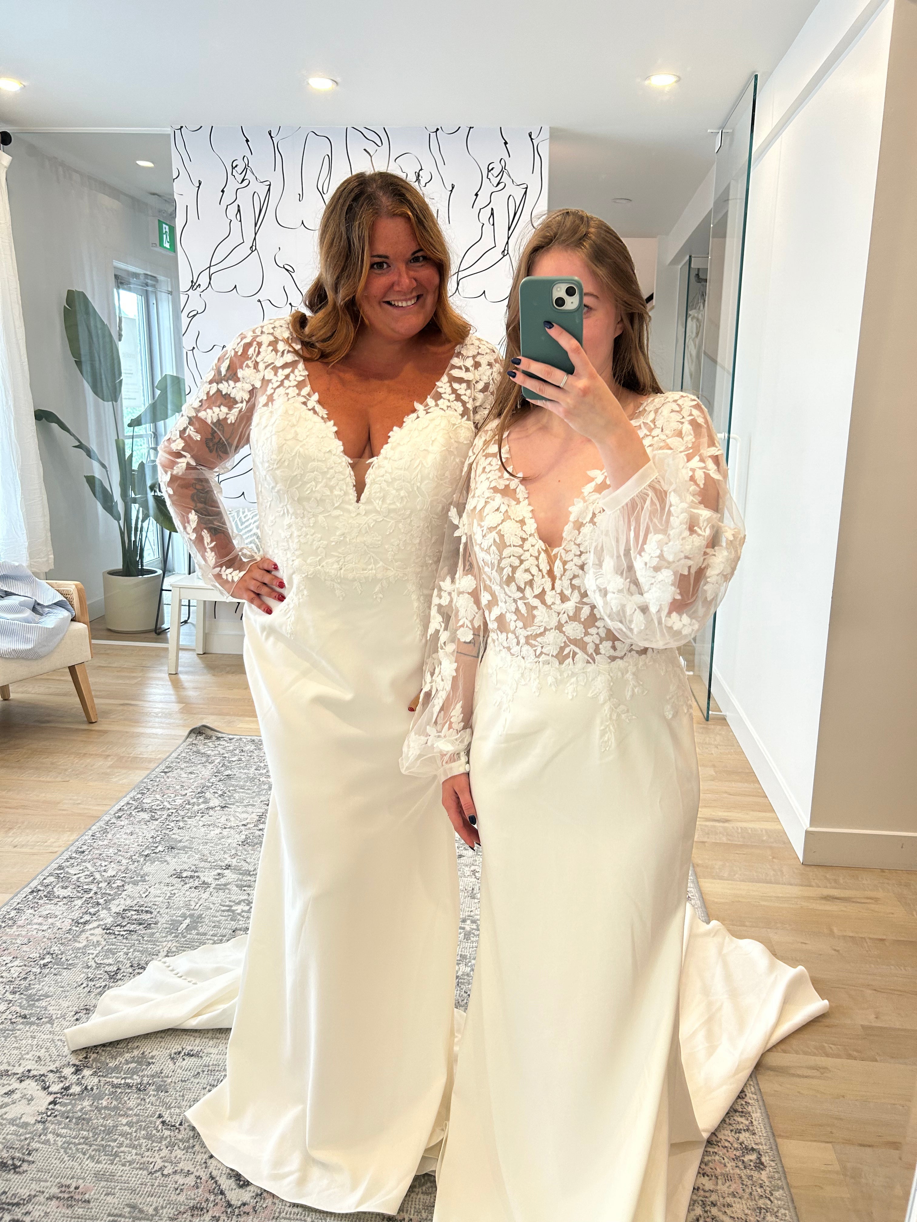 Bella *échantillon taille 20* - robe de mariée boho moderne avec dentelle de coton et jupe en crêpe satinée ajustée, manches longues bouffantes Bella *échantillon taille 20* - robe de mariée boho moderne avec dentelle de coton et jupe en crêpe satinée ajustée, manches longues bouffantes