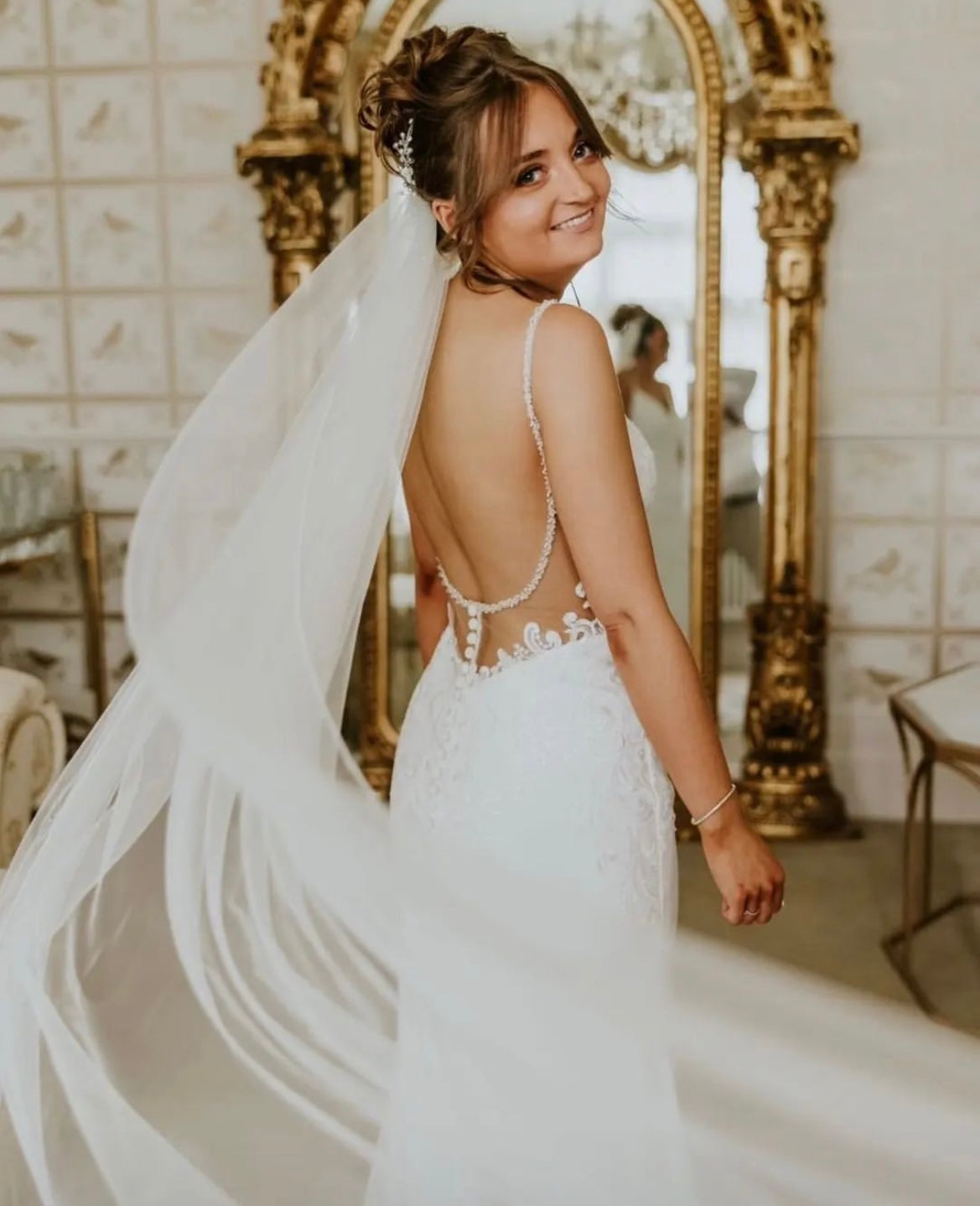 Eliza - robe de mariée coupe ajustée en crêpe à bretelles fines et dos totalement ouvert Eliza - robe de mariée coupe ajustée en crêpe à bretelles fines et dos totalement ouvert