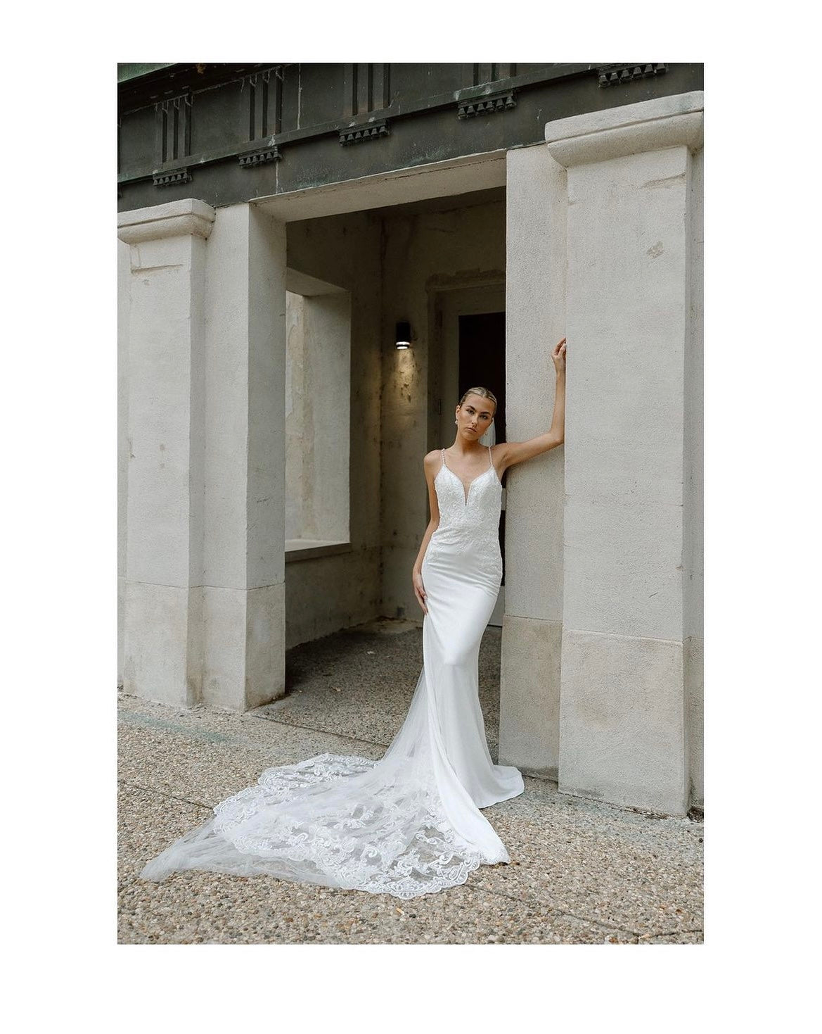 Eliza - robe de mariée coupe ajustée en crêpe à bretelles fines et dos totalement ouvert Eliza - robe de mariée coupe ajustée en crêpe à bretelles fines et dos totalement ouvert