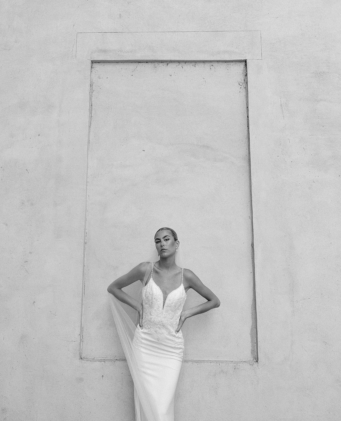 Eliza - robe de mariée coupe ajustée en crêpe à bretelles fines et dos totalement ouvert Eliza - robe de mariée coupe ajustée en crêpe à bretelles fines et dos totalement ouvert