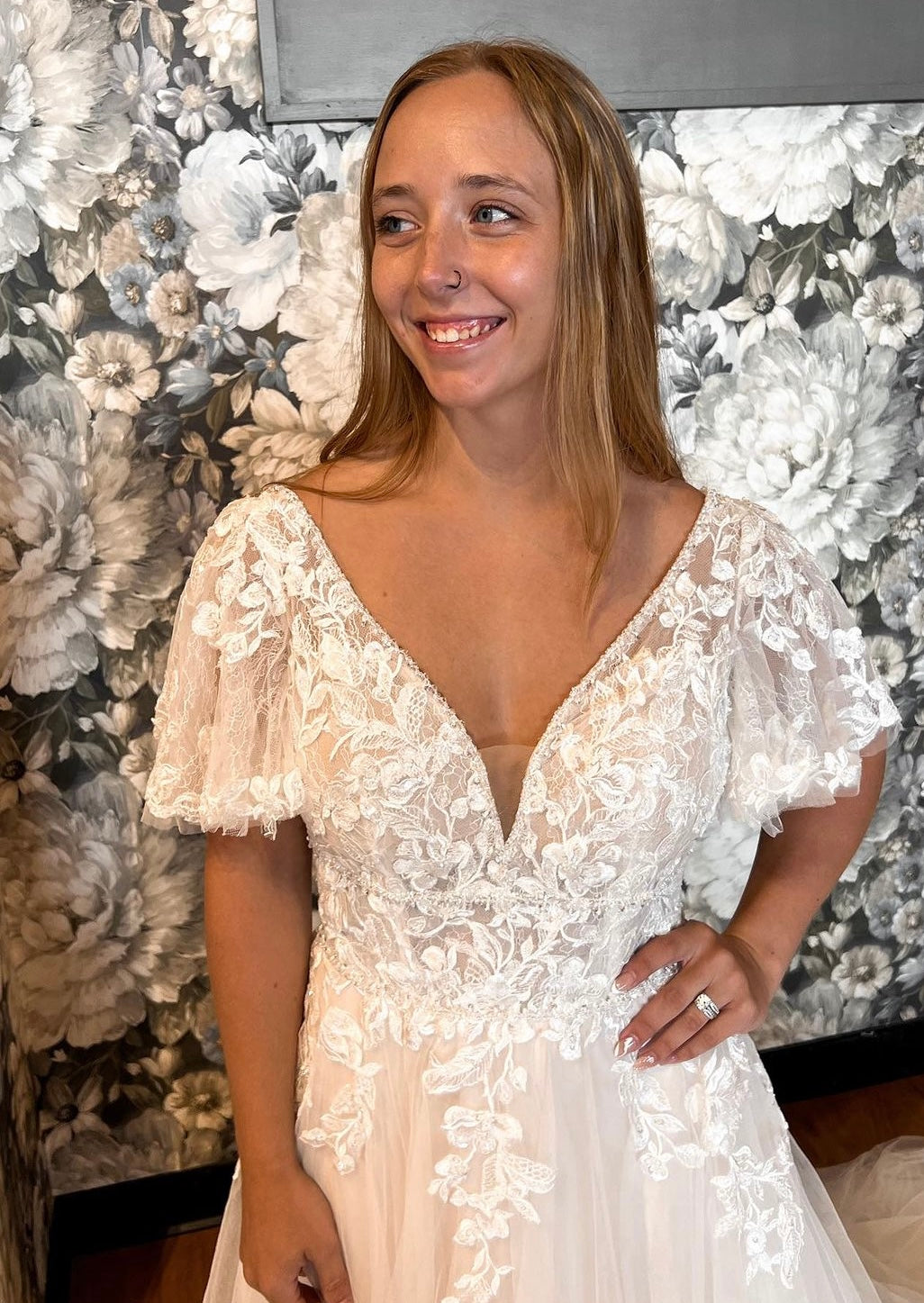 Ally - robe de mariée boho ligne A avec dentelle florale unique et manches courtes vaporeuses Ally - robe de mariée boho ligne A avec dentelle florale unique et manches courtes vaporeuses