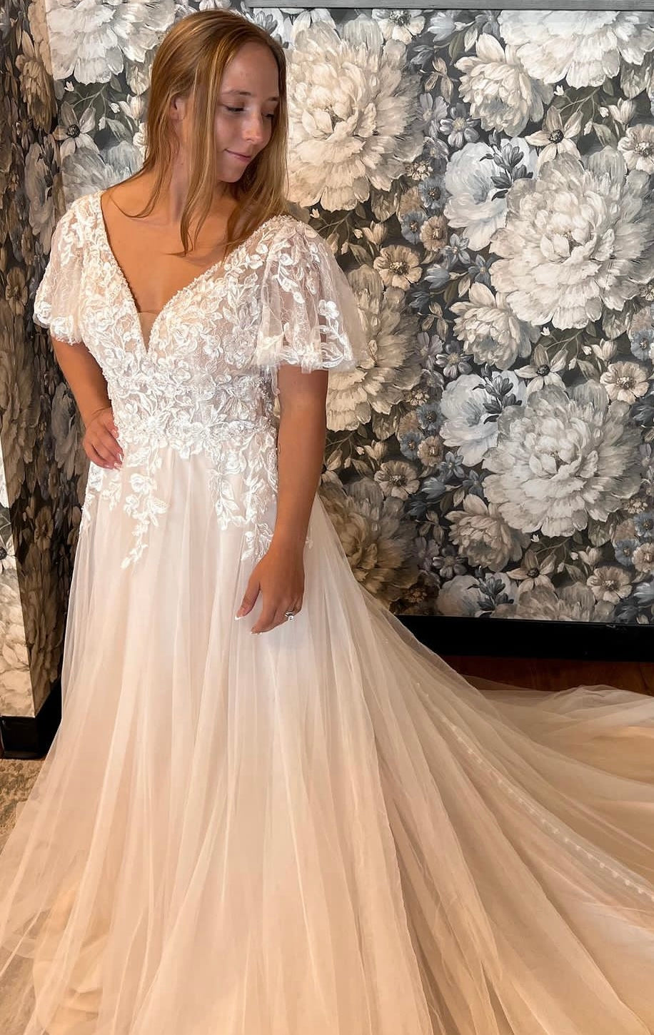 Ally - robe de mariée boho ligne A avec dentelle florale unique et manches courtes vaporeuses Ally - robe de mariée boho ligne A avec dentelle florale unique et manches courtes vaporeuses