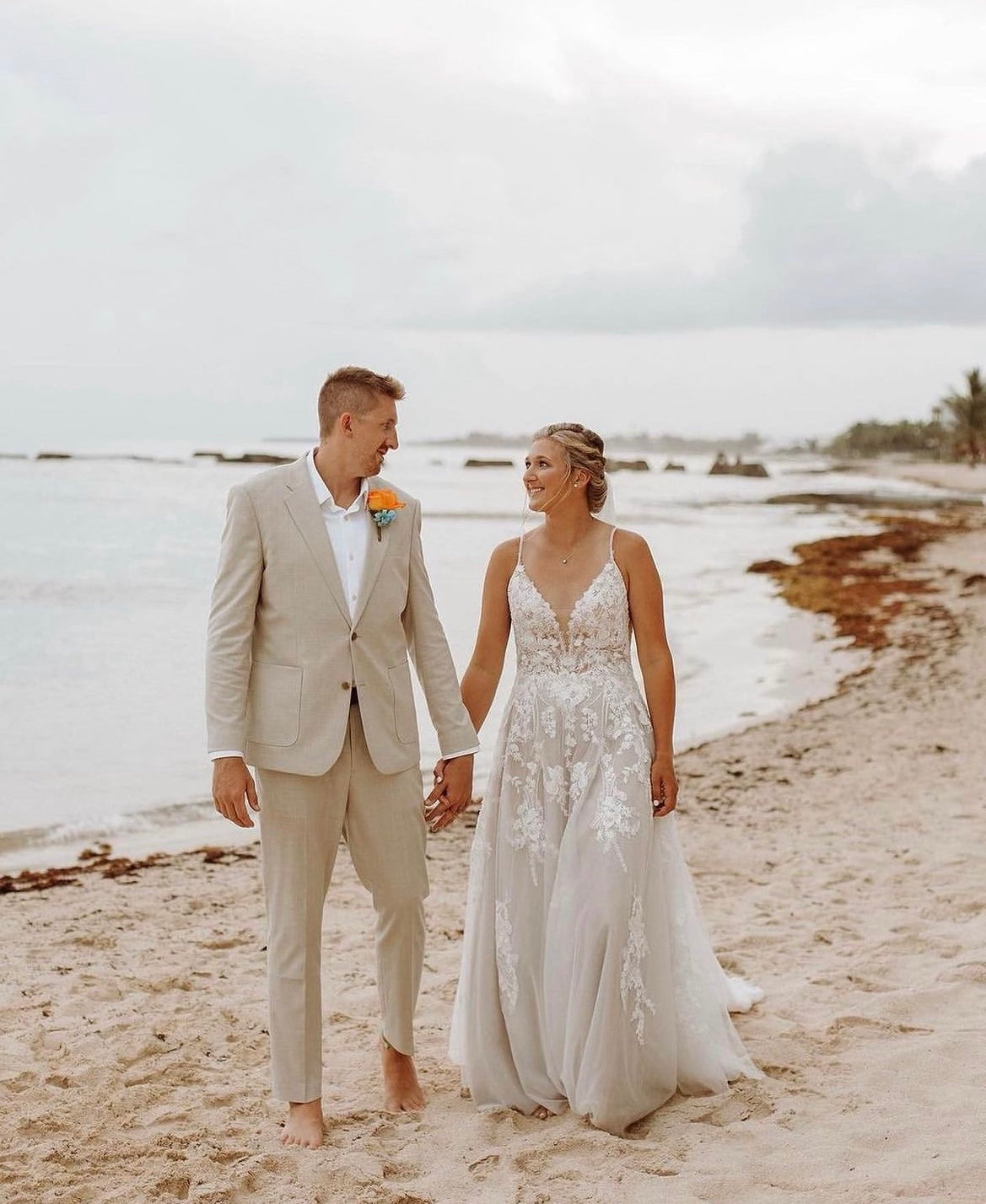 Aussie - robe de mariée haut de gamme à broderie florale avec dos nu en V Aussie - robe de mariée haut de gamme à broderie florale avec dos nu en V