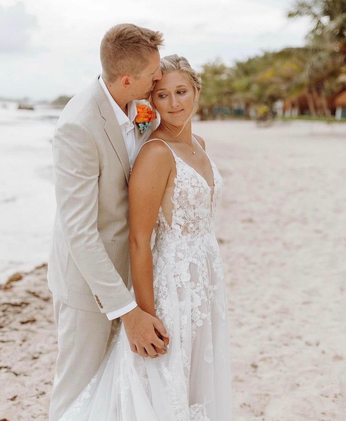 Aussie - robe de mariée haut de gamme à broderie florale avec dos nu en V Aussie - robe de mariée haut de gamme à broderie florale avec dos nu en V