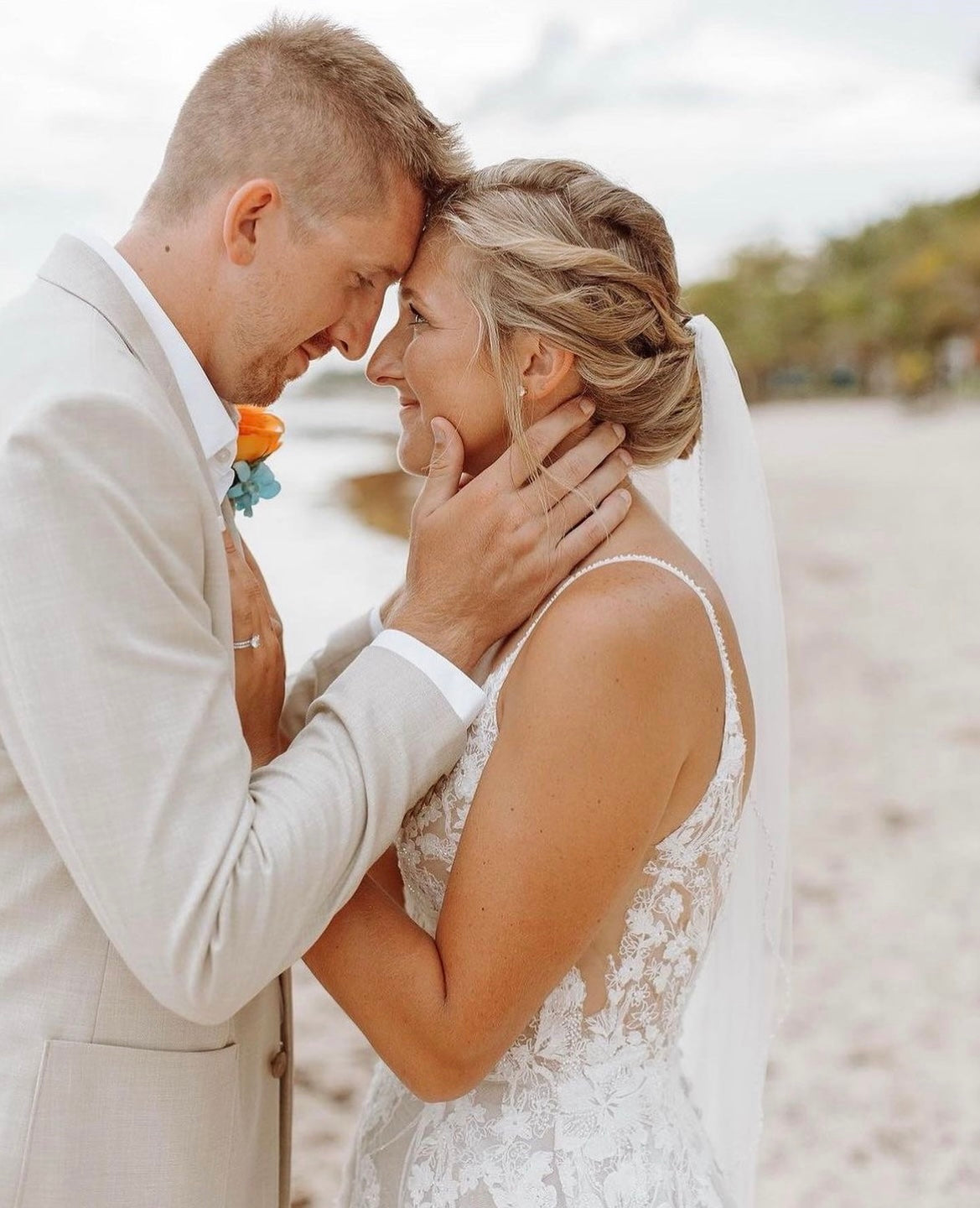 Aussie - robe de mariée haut de gamme à broderie florale avec dos nu en V Aussie - robe de mariée haut de gamme à broderie florale avec dos nu en V