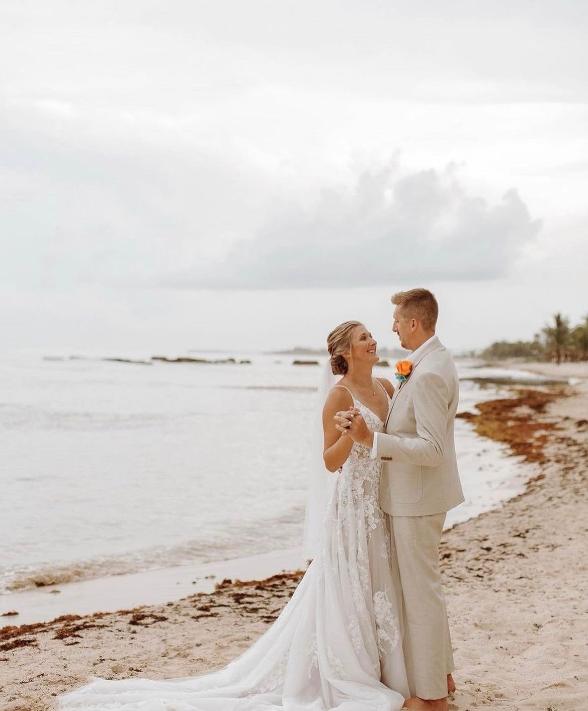 Aussie - robe de mariée haut de gamme à broderie florale avec dos nu en V Aussie - robe de mariée haut de gamme à broderie florale avec dos nu en V