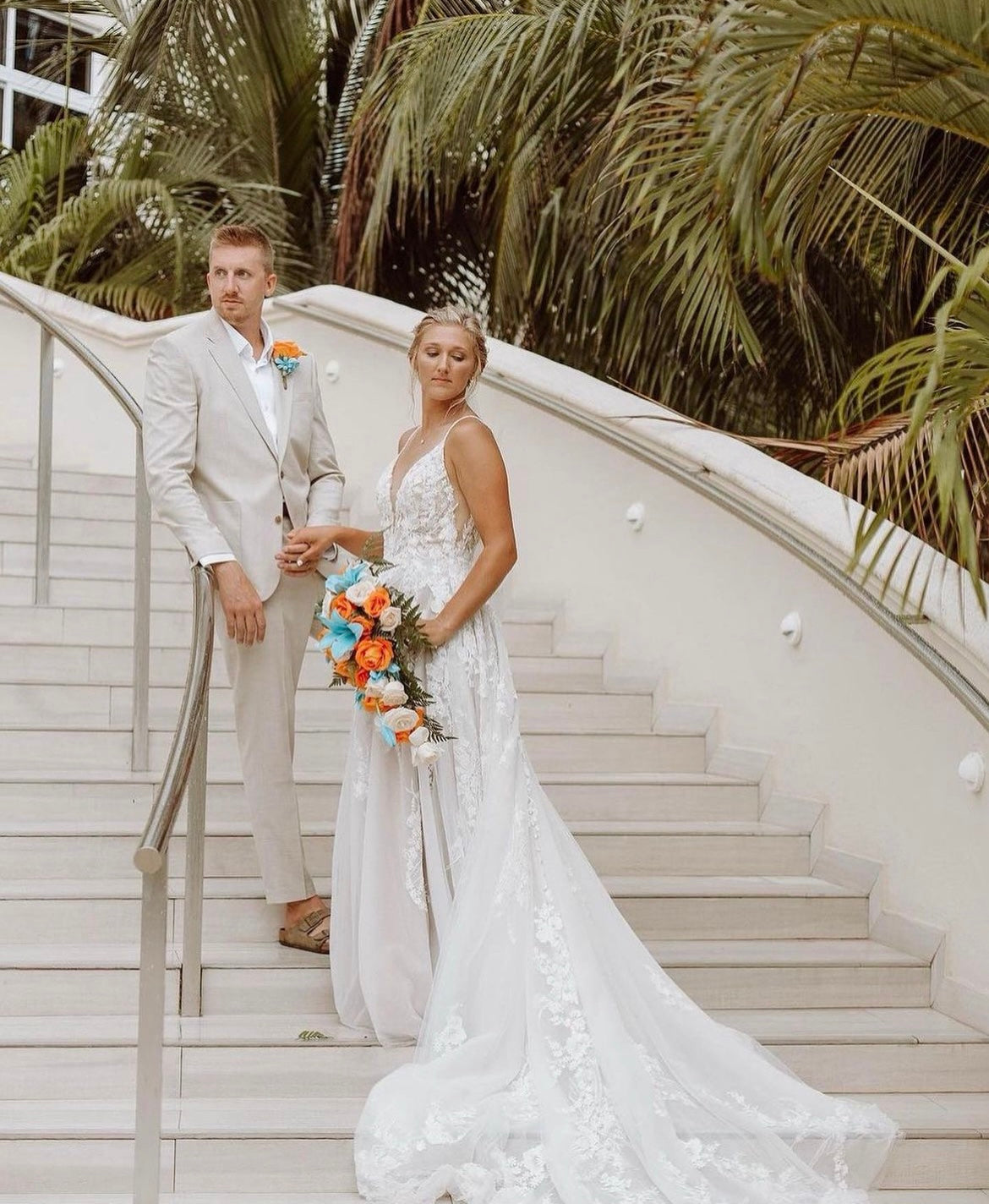 Aussie - robe de mariée haut de gamme à broderie florale avec dos nu en V Aussie - robe de mariée haut de gamme à broderie florale avec dos nu en V