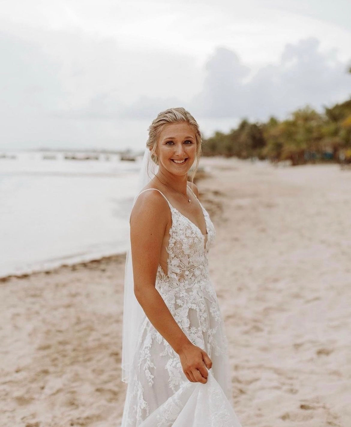 Aussie - robe de mariée haut de gamme à broderie florale avec dos nu en V Aussie - robe de mariée haut de gamme à broderie florale avec dos nu en V