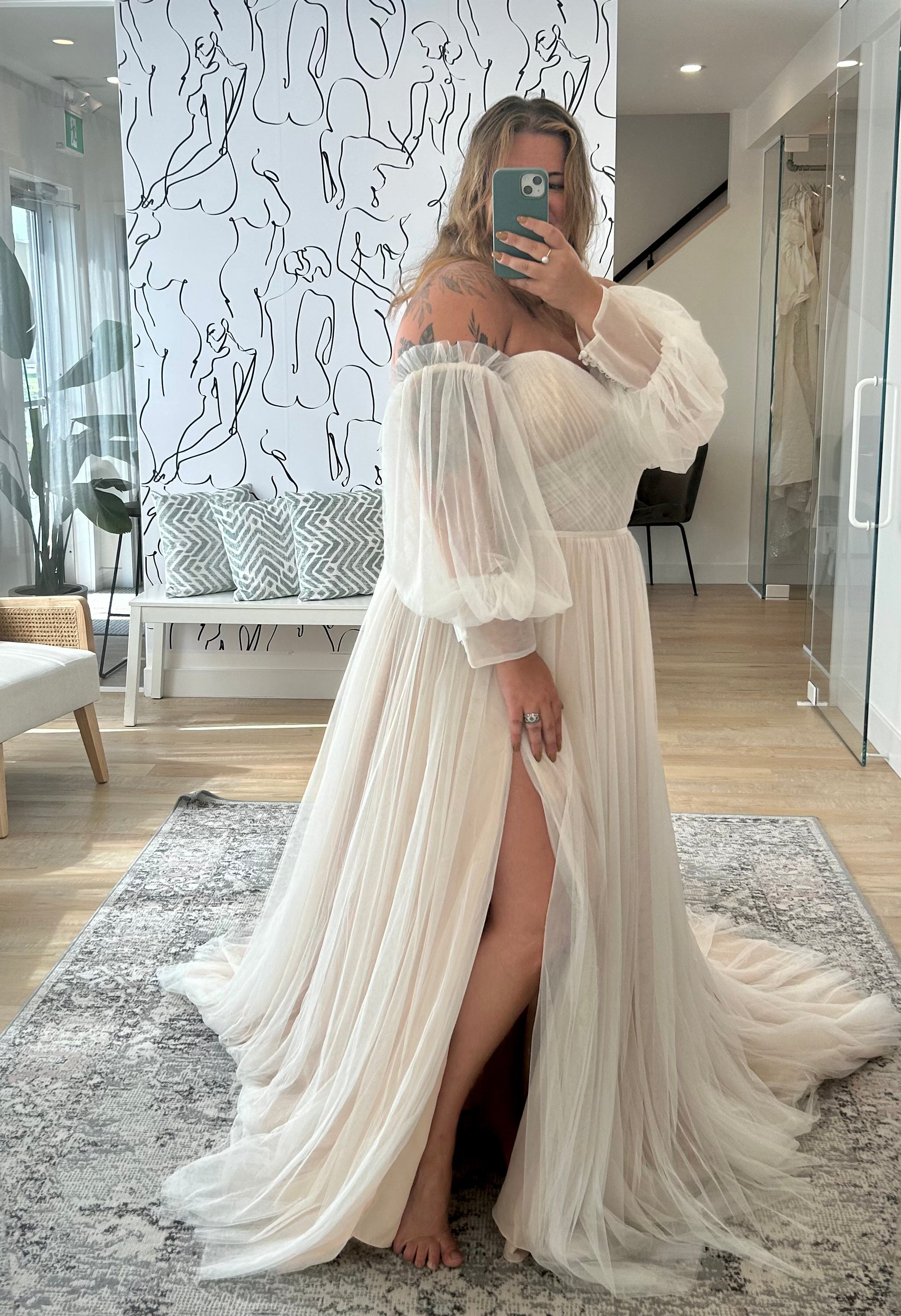 * EXCLUSIVE * Bernardina *plus size* - romantic tulle wedding dress with pleated bustier, removable puff sleeves and leg slit * EXCLUSIVE * Bernardina *plus size* - romantic tulle wedding dress with pleated bustier, removable puff sleeves and leg slit