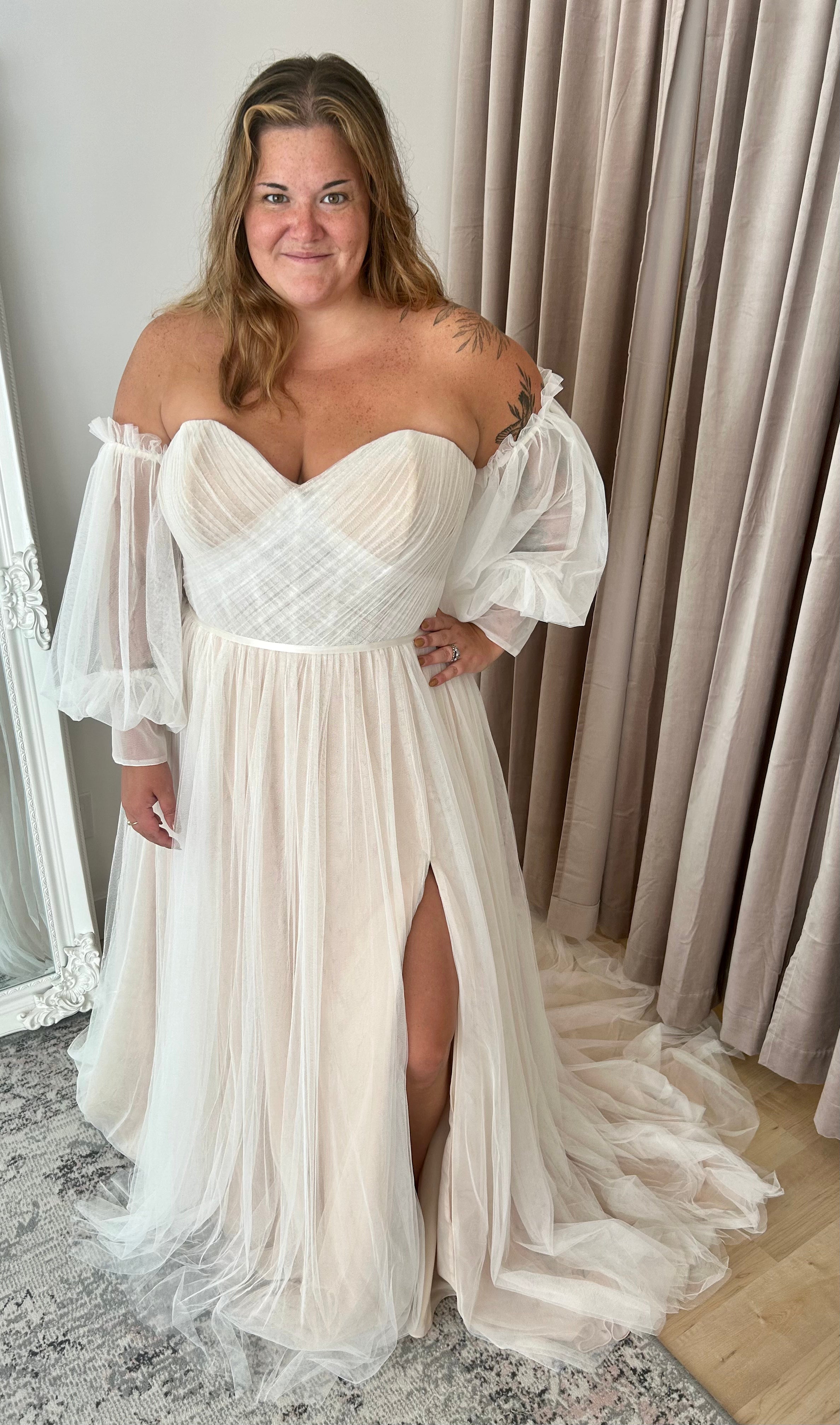 * EXCLUSIVE * Bernardina *plus size* - romantic tulle wedding dress with pleated bustier, removable puff sleeves and leg slit * EXCLUSIVE * Bernardina *plus size* - romantic tulle wedding dress with pleated bustier, removable puff sleeves and leg slit