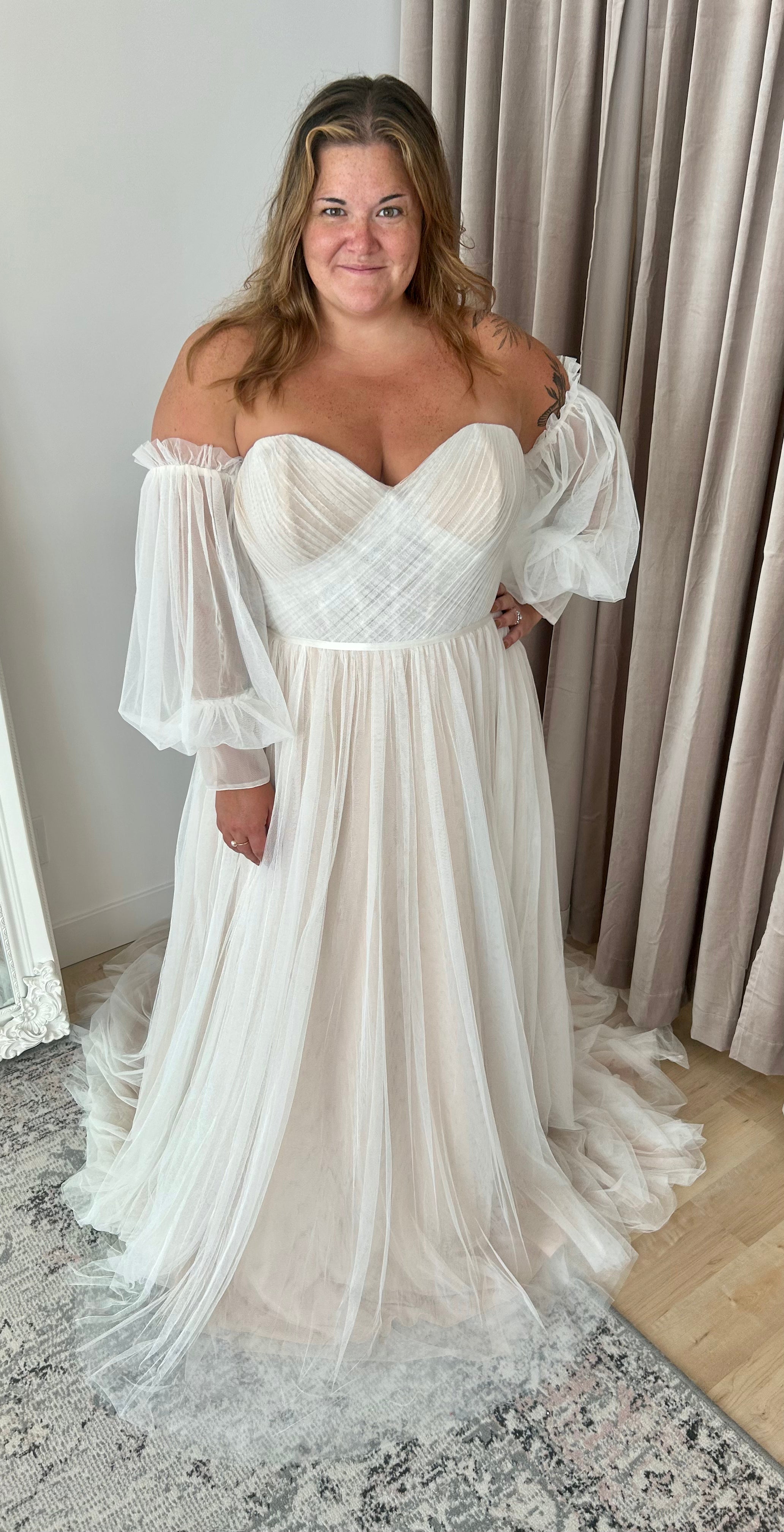 * EXCLUSIVE * Bernardina *plus size* - romantic tulle wedding dress with pleated bustier, removable puff sleeves and leg slit * EXCLUSIVE * Bernardina *plus size* - romantic tulle wedding dress with pleated bustier, removable puff sleeves and leg slit
