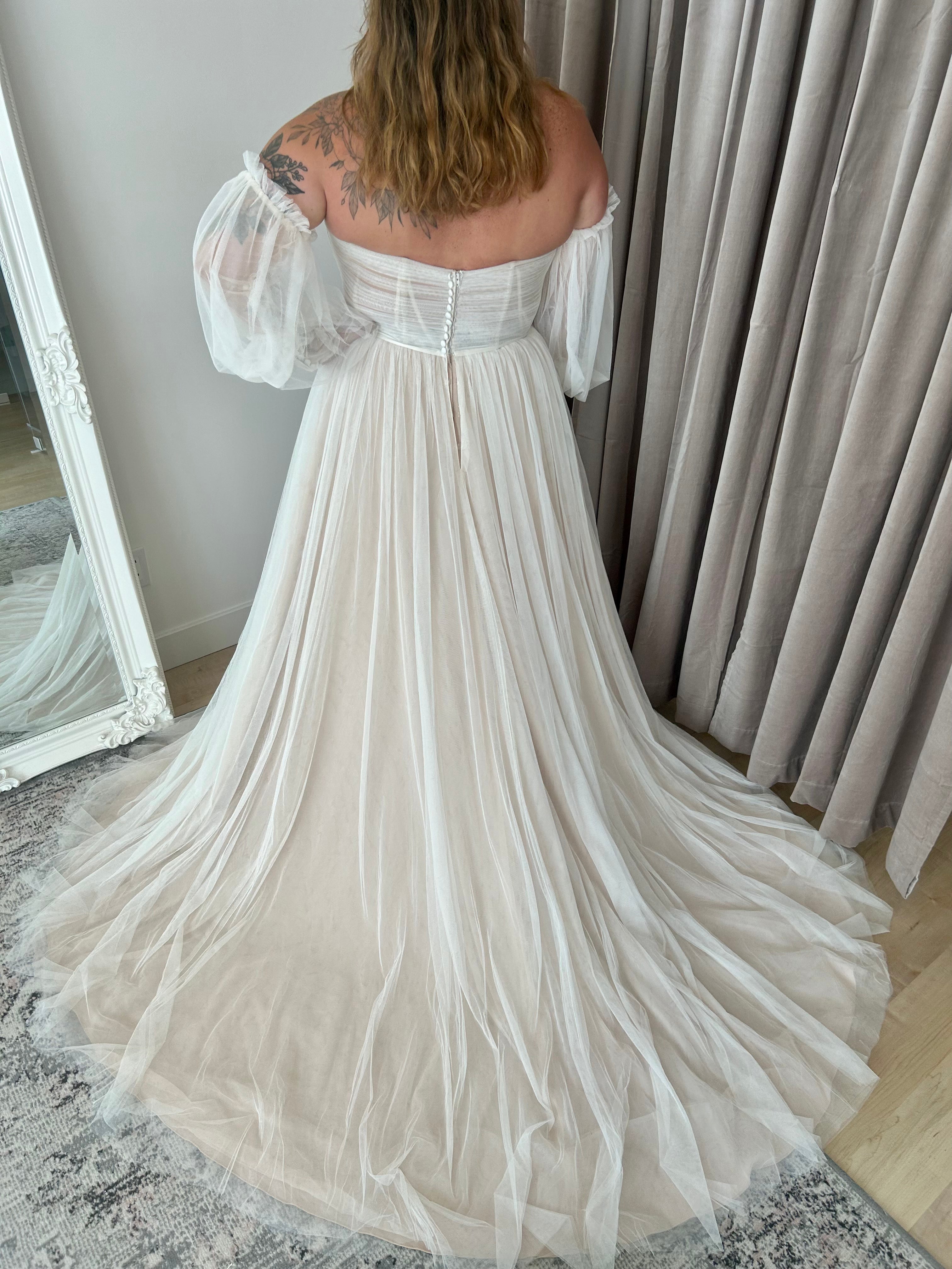 * EXCLUSIVE * Bernardina *plus size* - romantic tulle wedding dress with pleated bustier, removable puff sleeves and leg slit * EXCLUSIVE * Bernardina *plus size* - romantic tulle wedding dress with pleated bustier, removable puff sleeves and leg slit