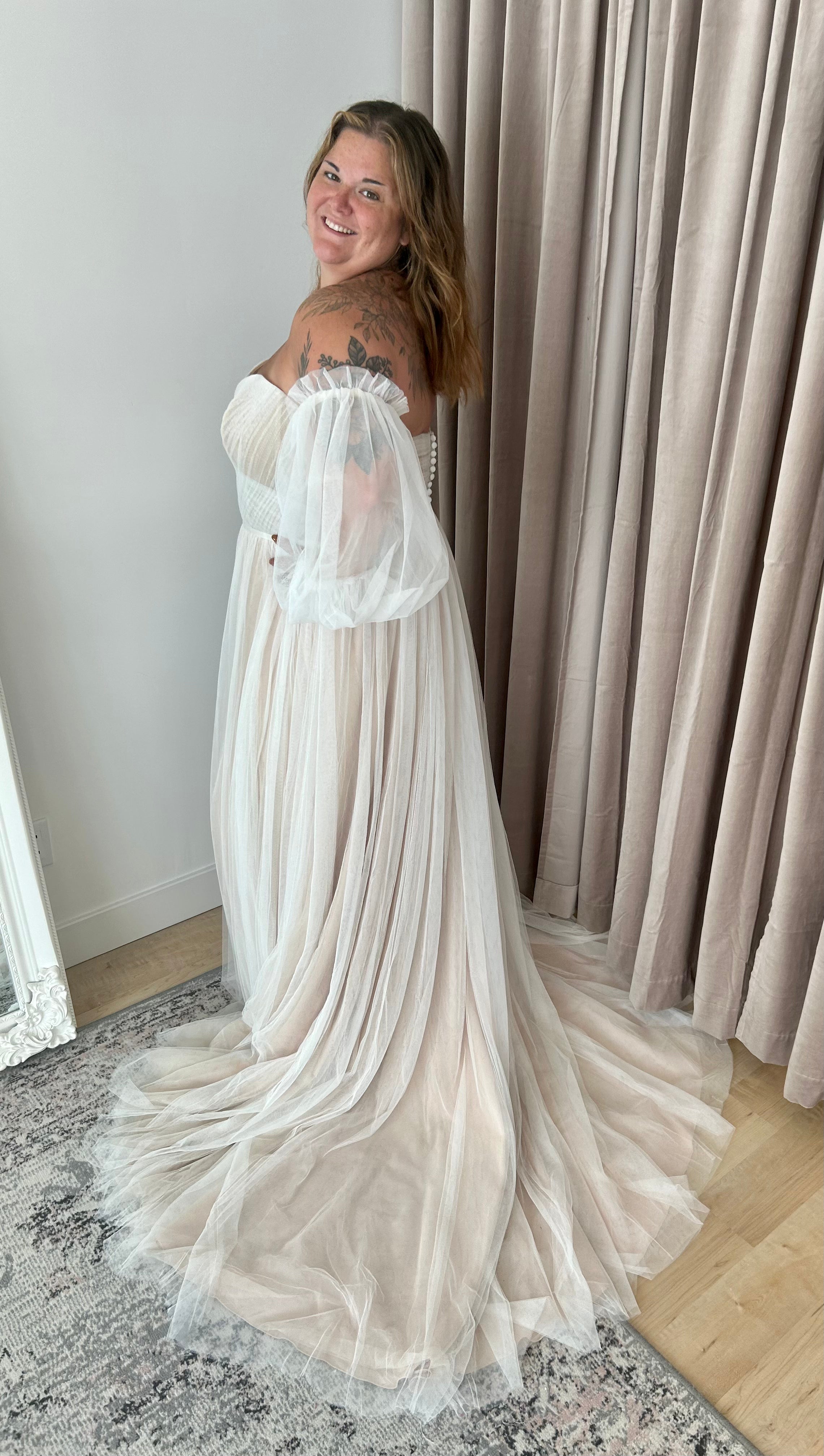 * EXCLUSIVE * Bernardina *plus size* - romantic tulle wedding dress with pleated bustier, removable puff sleeves and leg slit * EXCLUSIVE * Bernardina *plus size* - romantic tulle wedding dress with pleated bustier, removable puff sleeves and leg slit