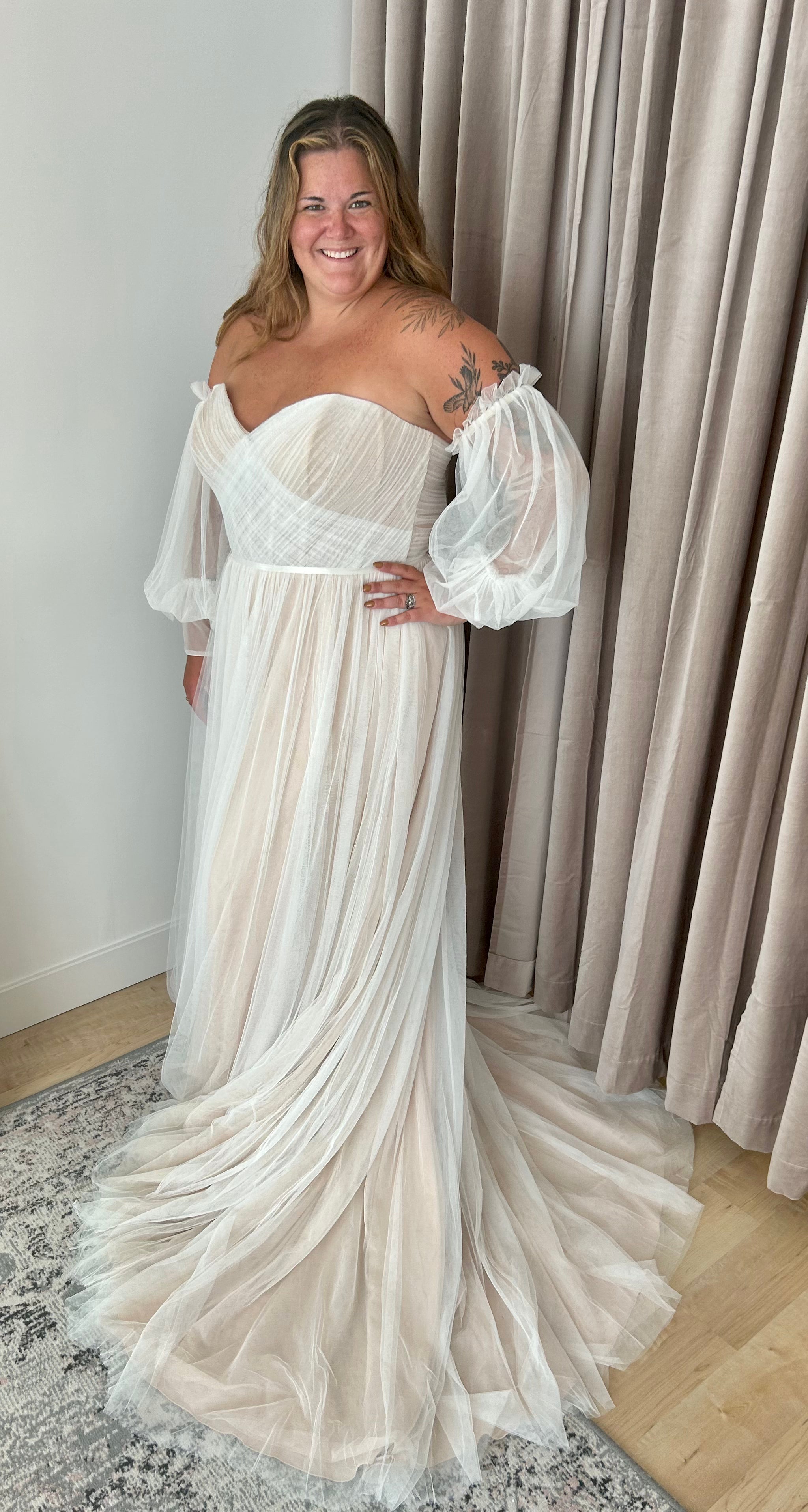 * EXCLUSIVE * Bernardina *plus size* - romantic tulle wedding dress with pleated bustier, removable puff sleeves and leg slit * EXCLUSIVE * Bernardina *plus size* - romantic tulle wedding dress with pleated bustier, removable puff sleeves and leg slit