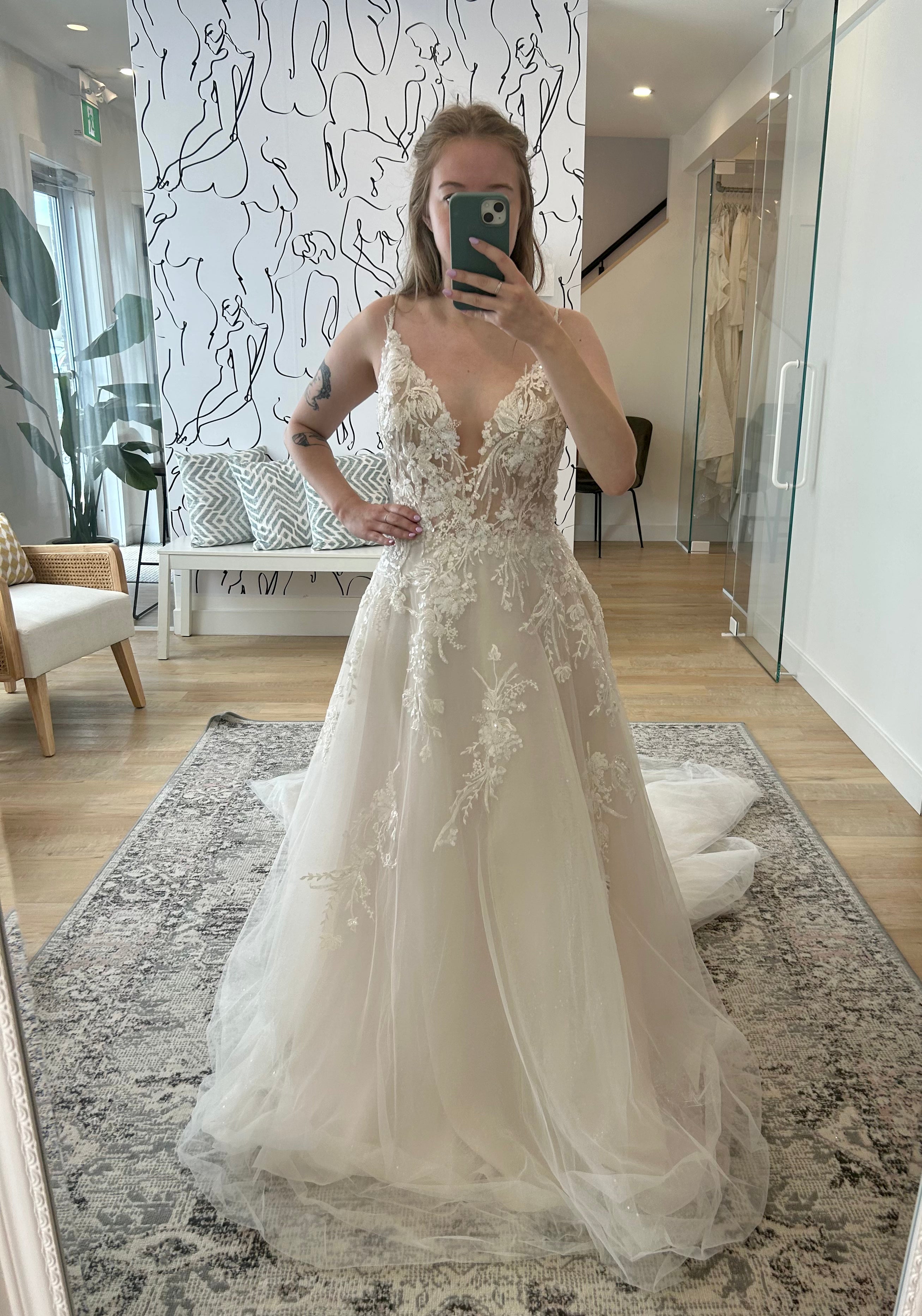 Aussie - robe de mariée haut de gamme à broderie florale avec dos nu en V Aussie - robe de mariée haut de gamme à broderie florale avec dos nu en V