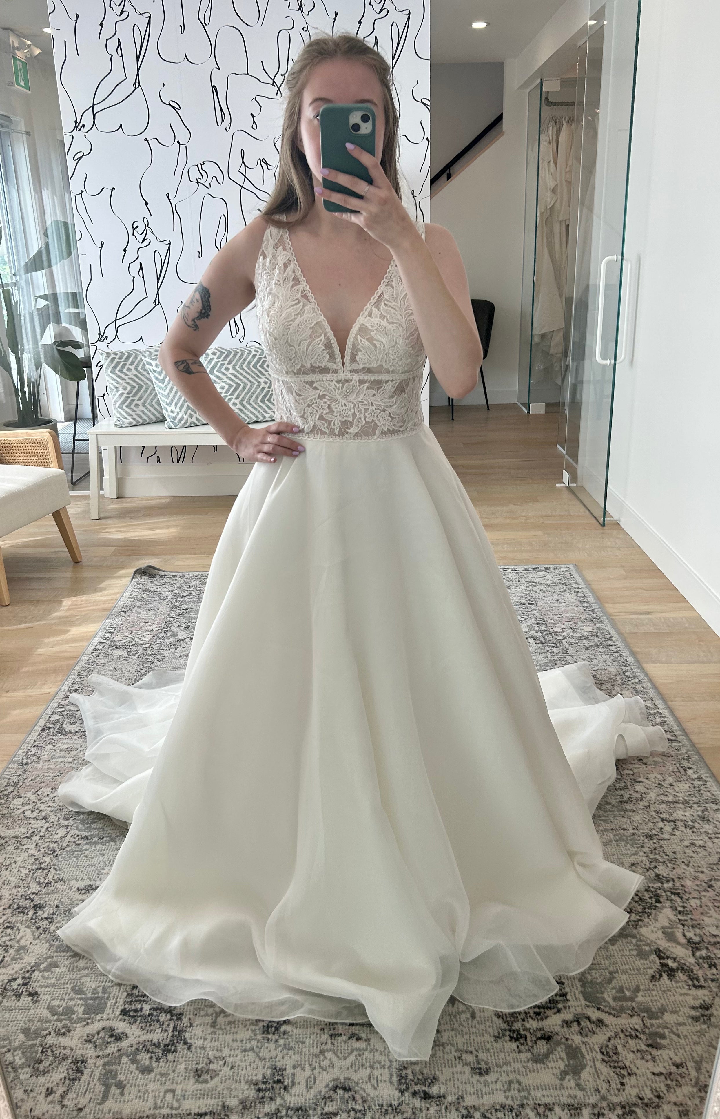 Kisha *échantillon taille 14* - robe de mariée de coupe A volumineuse classique à décolleté plongeant illusion et dos ouvert en V Kisha *échantillon taille 14* - robe de mariée de coupe A volumineuse classique à décolleté plongeant illusion et dos ouvert en V