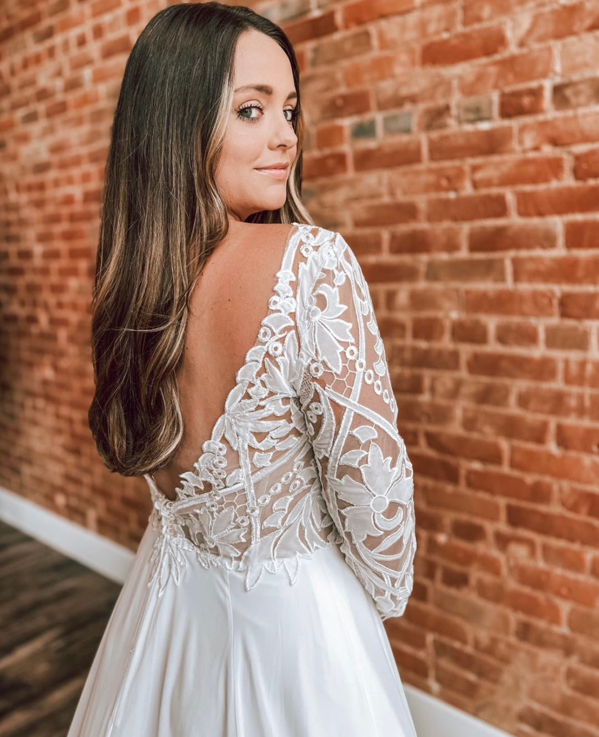 Edward *échantillon taille 14* - robe de mariée boho avec manches longues, dos ouvert en V et jupe de chiffon avec traîne AVEC finitions de dentelle Edward *échantillon taille 14* - robe de mariée boho avec manches longues, dos ouvert en V et jupe de chiffon avec traîne AVEC finitions de dentelle