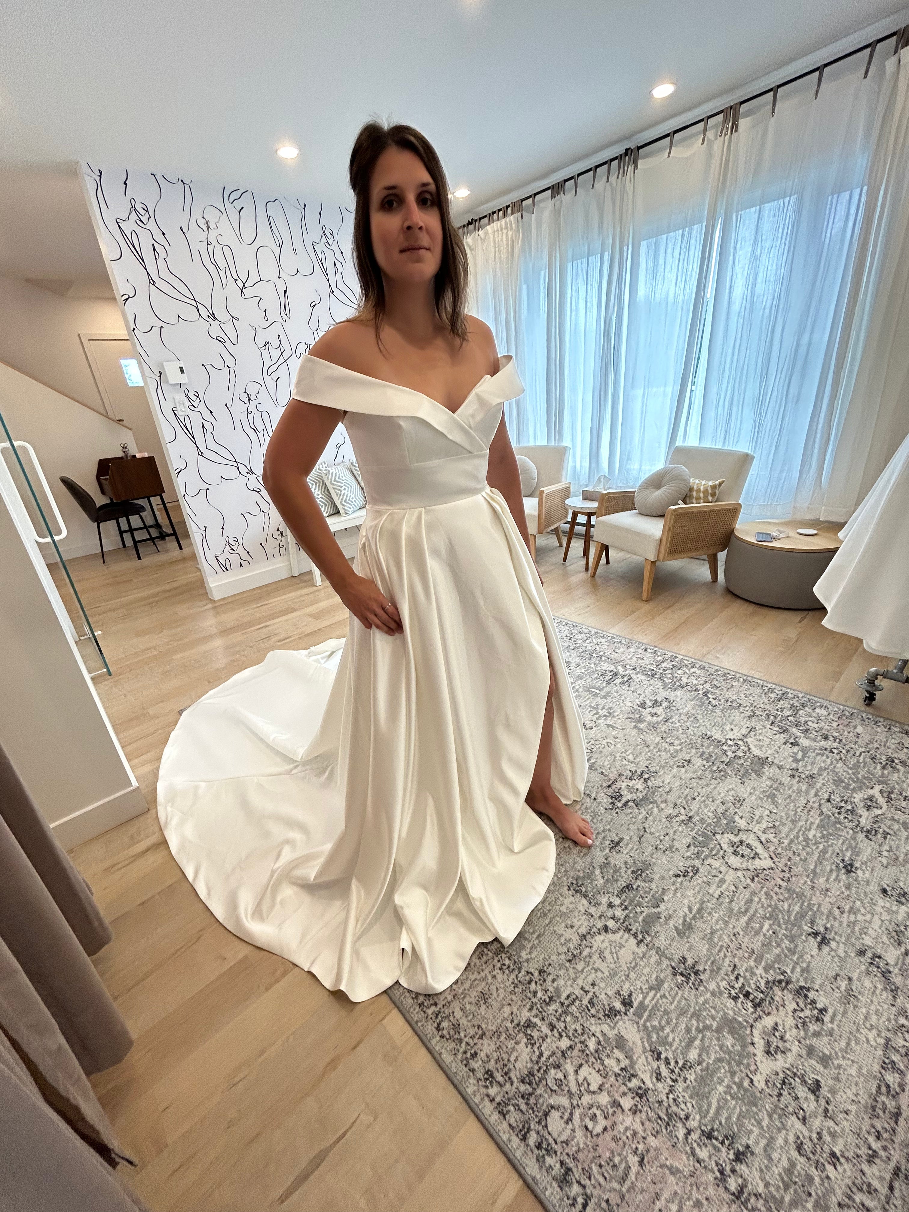 Chief - robe de mariée moderne et classique à bustier avec épaule dénudées et bretelles tombantes Chief - robe de mariée moderne et classique à bustier avec épaule dénudées et bretelles tombantes