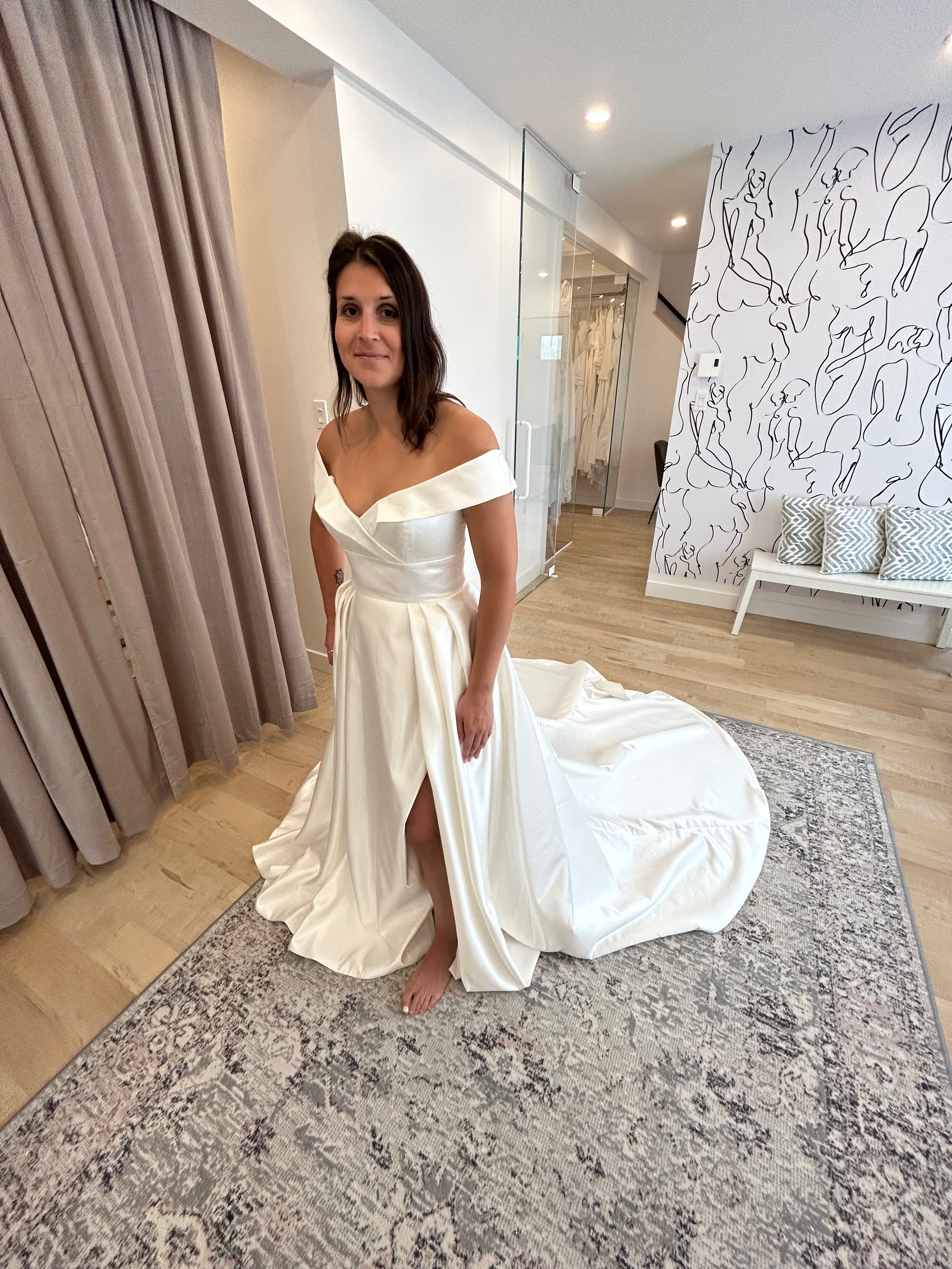 Chief - robe de mariée moderne et classique à bustier avec épaule dénudées et bretelles tombantes Chief - robe de mariée moderne et classique à bustier avec épaule dénudées et bretelles tombantes