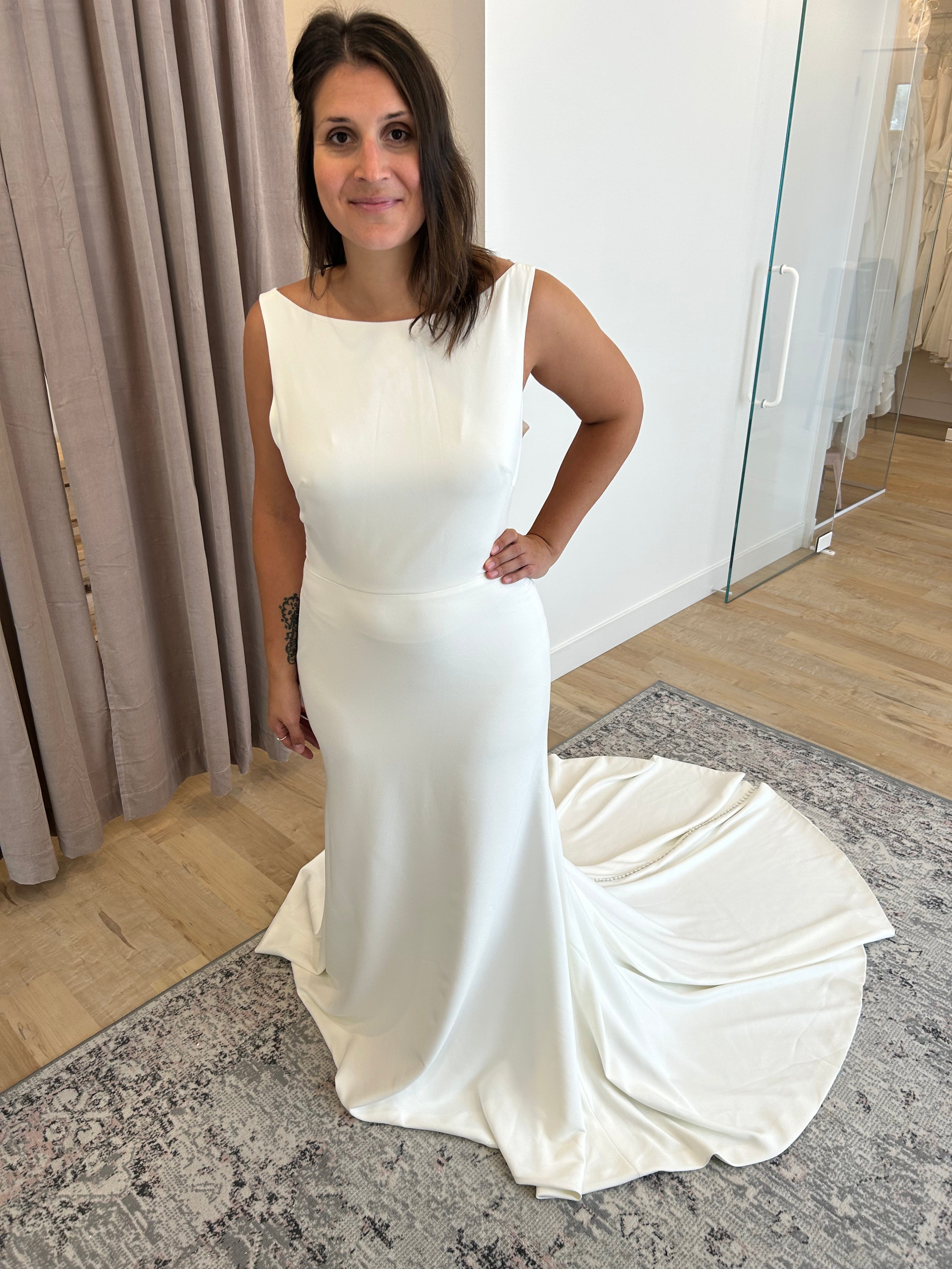 * EXCLUSIVITÉ * Silas - robe de mariée moderne ajustée et épurée à encolure Sabrina et ouvertures transparentes sur les côtés * EXCLUSIVITÉ * Silas - robe de mariée moderne ajustée et épurée à encolure Sabrina et ouvertures transparentes sur les côtés