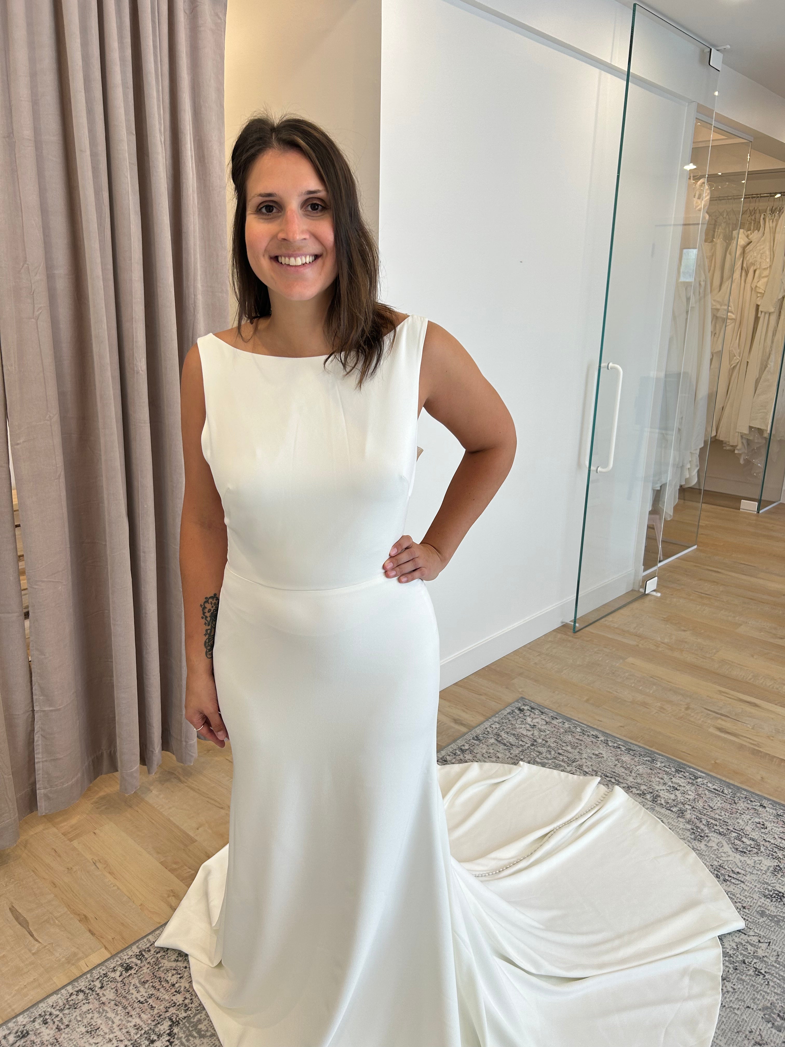 * EXCLUSIVITÉ * Silas - robe de mariée moderne ajustée et épurée à encolure Sabrina et ouvertures transparentes sur les côtés * EXCLUSIVITÉ * Silas - robe de mariée moderne ajustée et épurée à encolure Sabrina et ouvertures transparentes sur les côtés