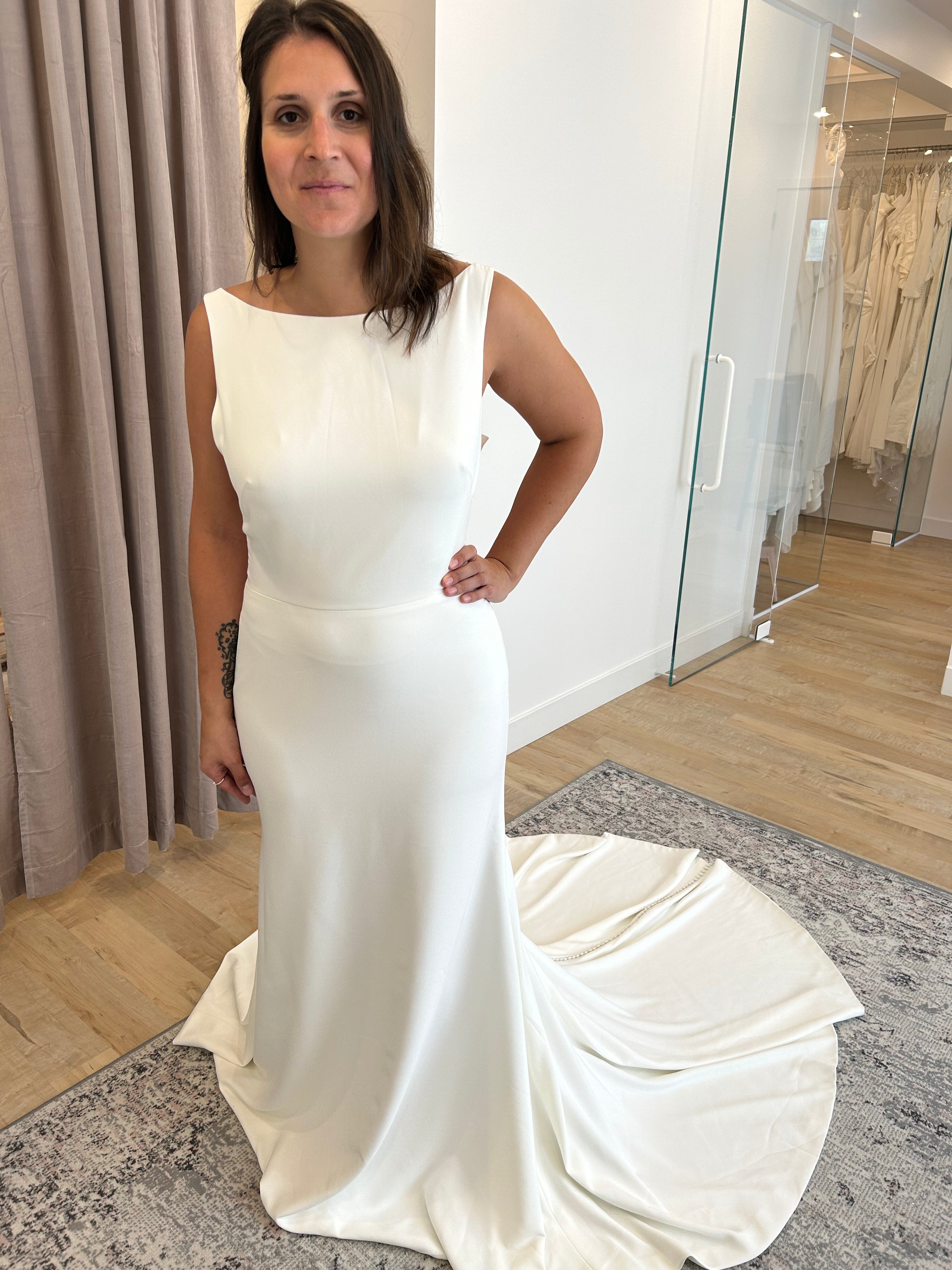 * EXCLUSIVITÉ * Silas - robe de mariée moderne ajustée et épurée à encolure Sabrina et ouvertures transparentes sur les côtés * EXCLUSIVITÉ * Silas - robe de mariée moderne ajustée et épurée à encolure Sabrina et ouvertures transparentes sur les côtés