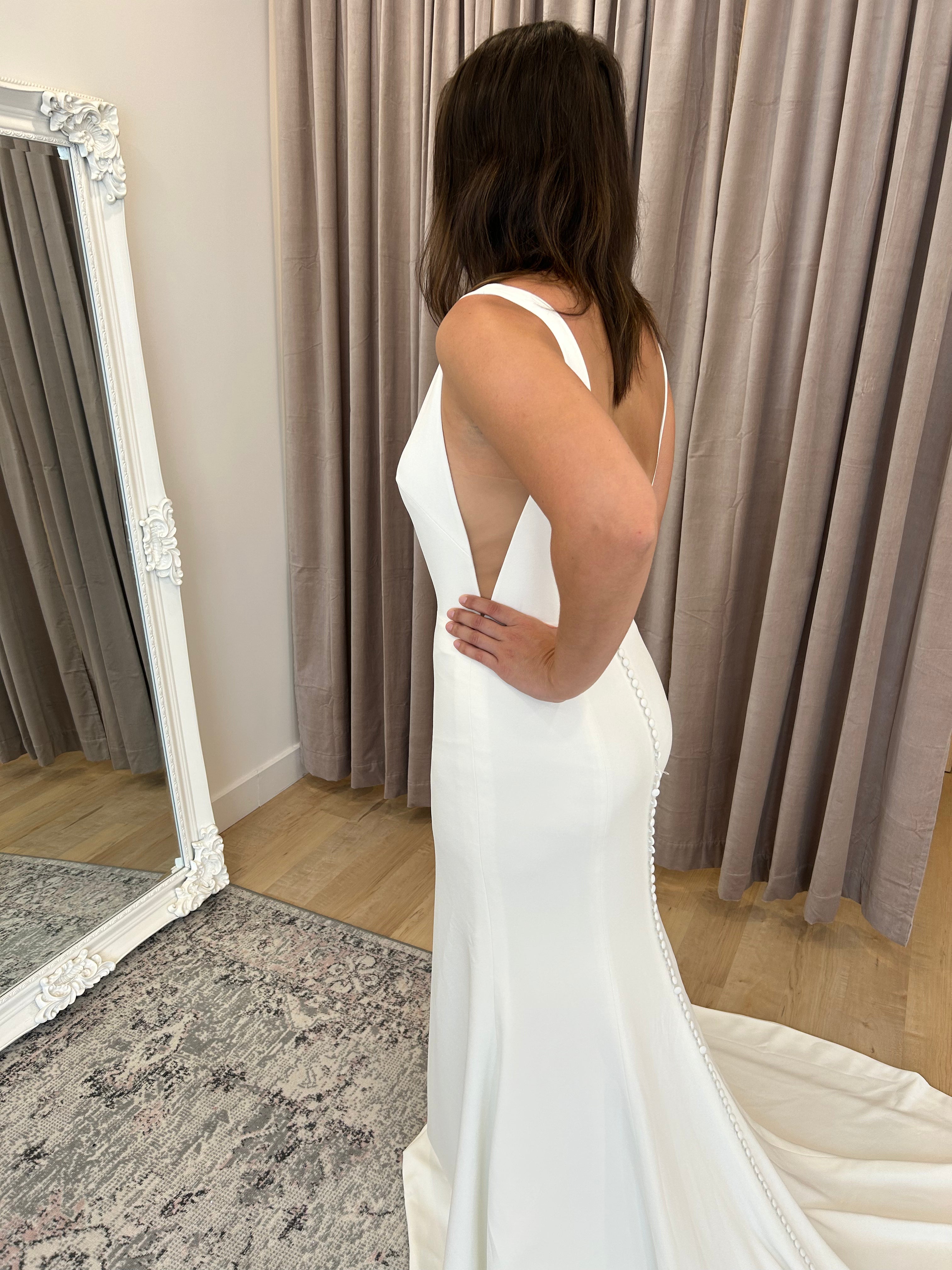 * EXCLUSIVITÉ * Silas - robe de mariée moderne ajustée et épurée à encolure Sabrina et ouvertures transparentes sur les côtés * EXCLUSIVITÉ * Silas - robe de mariée moderne ajustée et épurée à encolure Sabrina et ouvertures transparentes sur les côtés