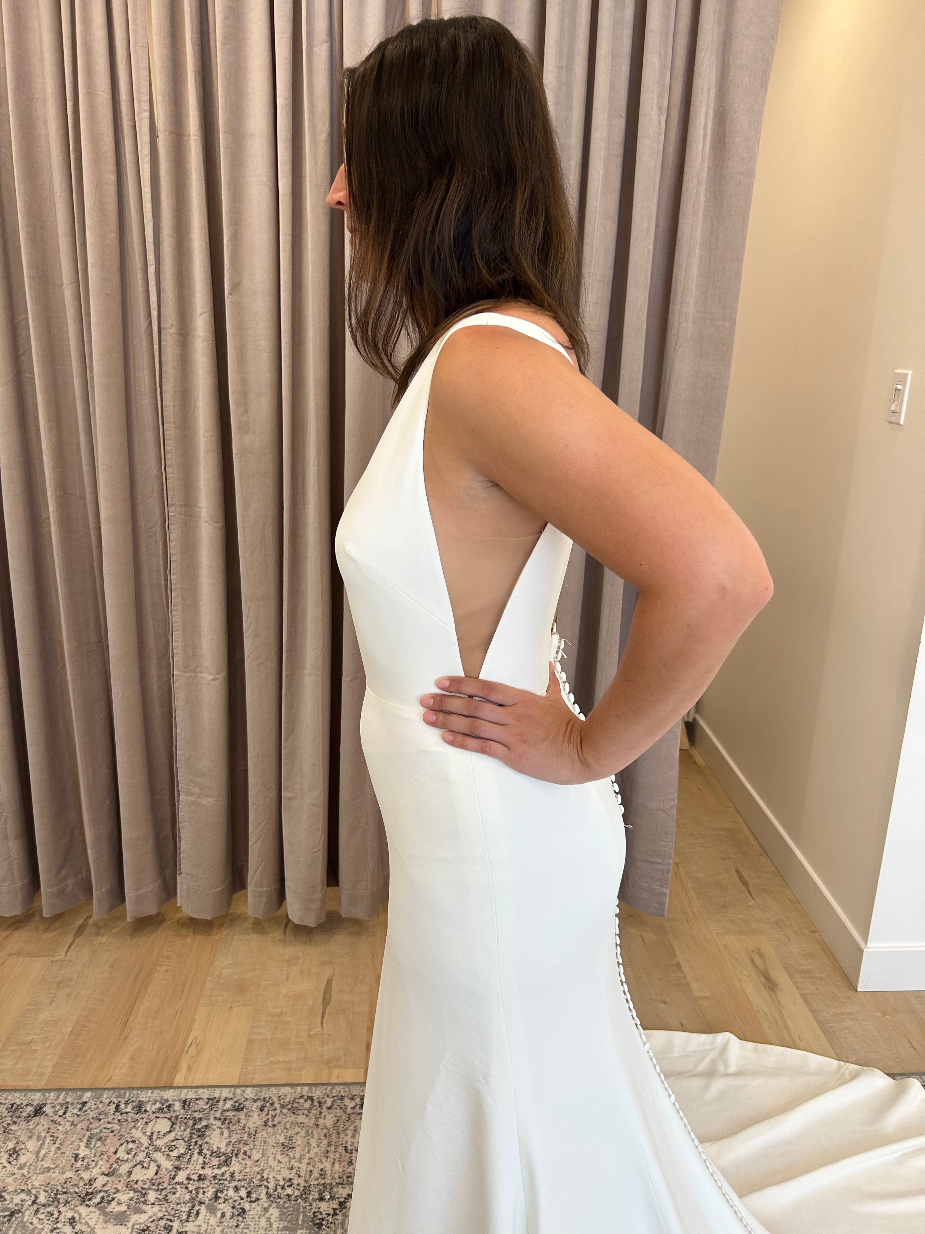 * EXCLUSIVITÉ * Silas - robe de mariée moderne ajustée et épurée à encolure Sabrina et ouvertures transparentes sur les côtés * EXCLUSIVITÉ * Silas - robe de mariée moderne ajustée et épurée à encolure Sabrina et ouvertures transparentes sur les côtés