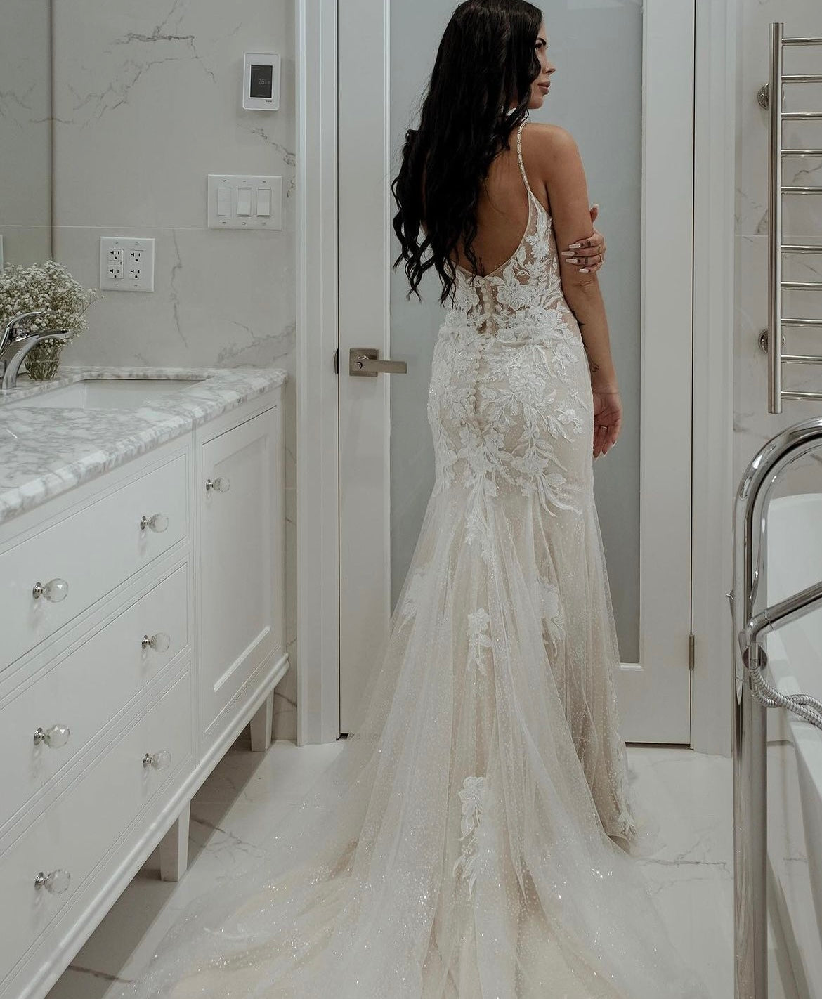 Natalia - robe de mariée sexy et audacieuse de coupe ajustée en dentelle luxueuse et dos ouvert en V Natalia - robe de mariée sexy et audacieuse de coupe ajustée en dentelle luxueuse et dos ouvert en V