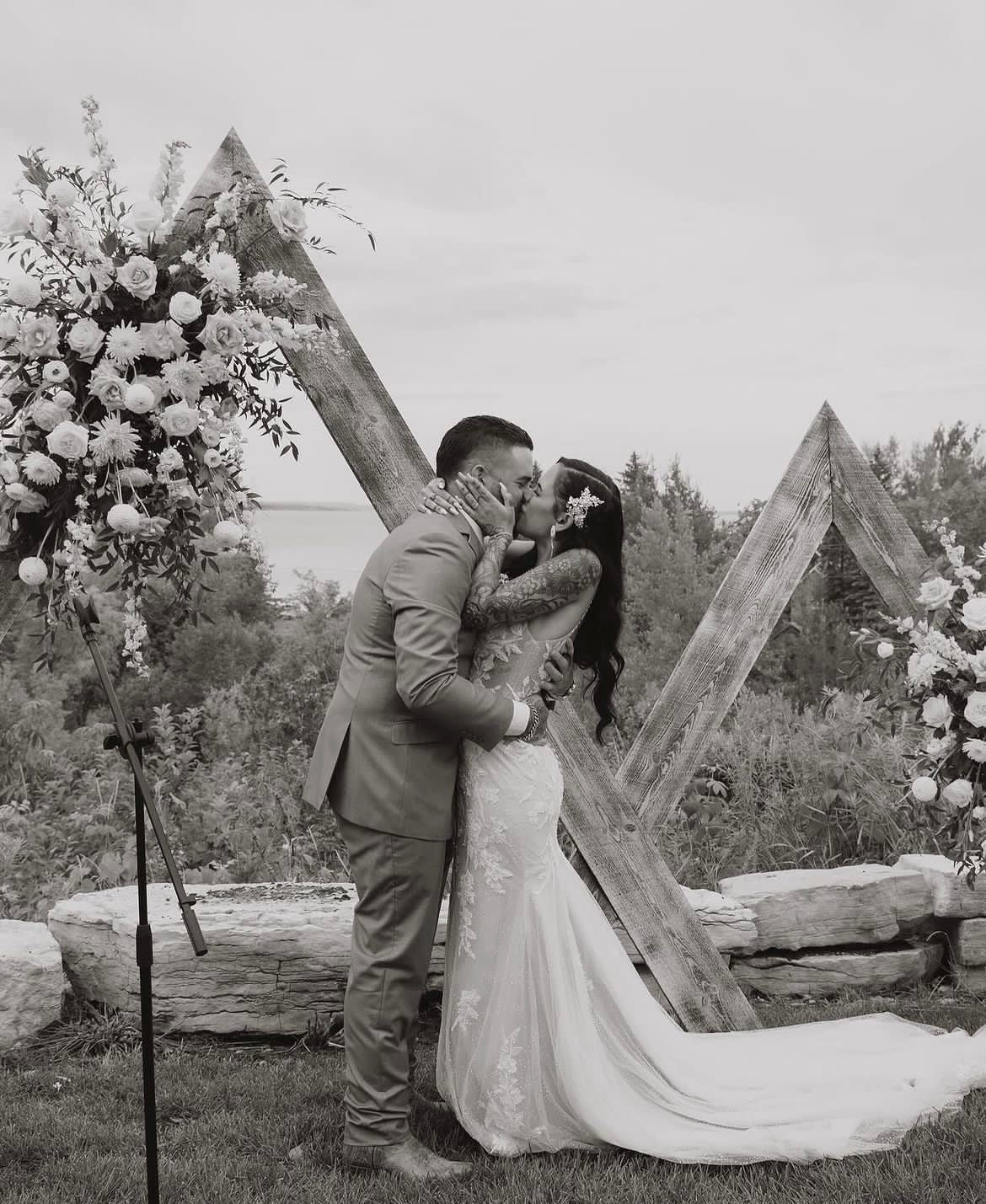 Natalia - robe de mariée sexy et audacieuse de coupe ajustée en dentelle luxueuse et dos ouvert en V Natalia - robe de mariée sexy et audacieuse de coupe ajustée en dentelle luxueuse et dos ouvert en V