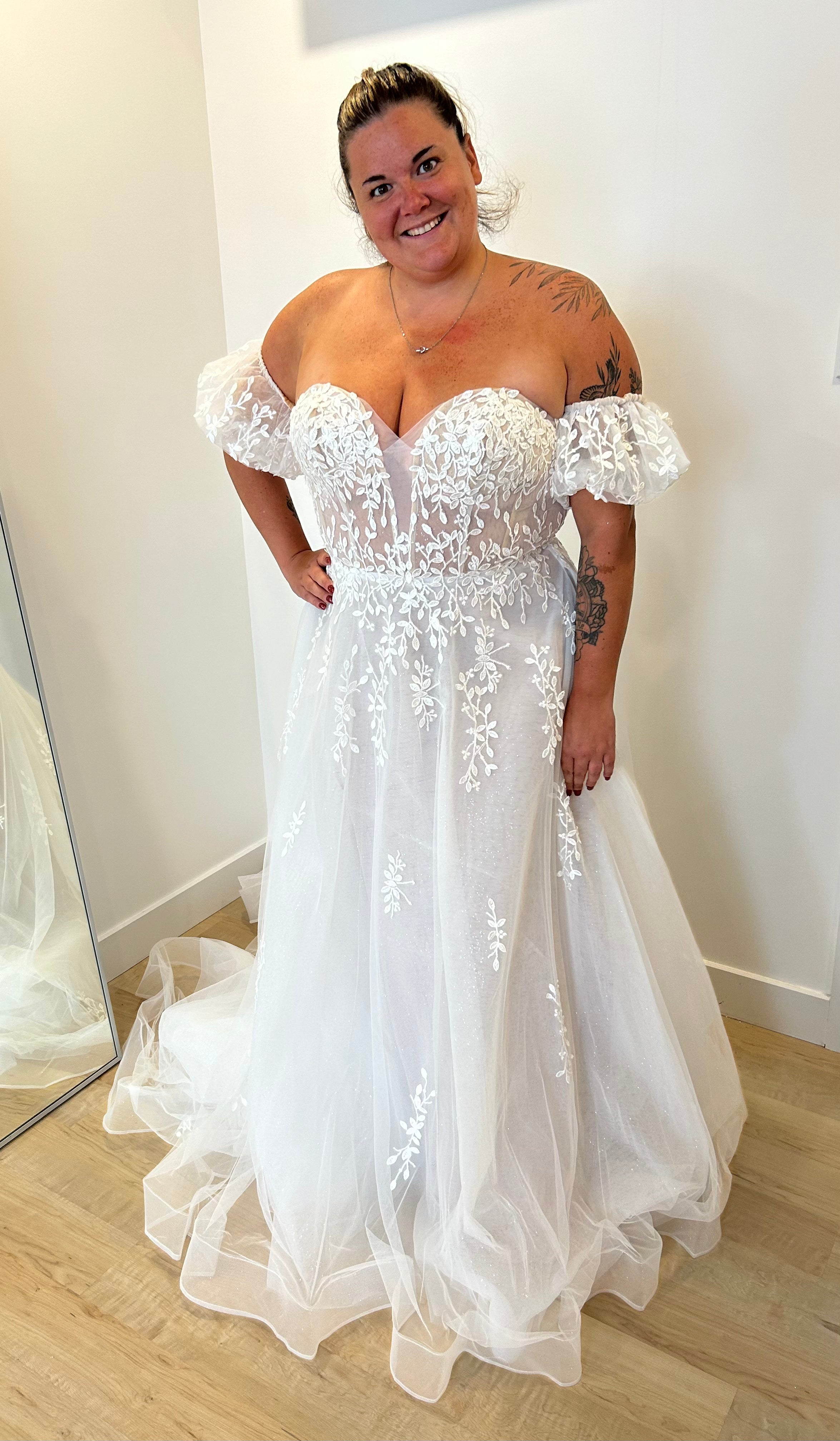 Margarita - robe longue de mariée en tulle brodée à encolure bustier sans bretelle, brodée de dentelle perlée et manchons bouffants Margarita - robe longue de mariée en tulle brodée à encolure bustier sans bretelle, brodée de dentelle perlée et manchons bouffants