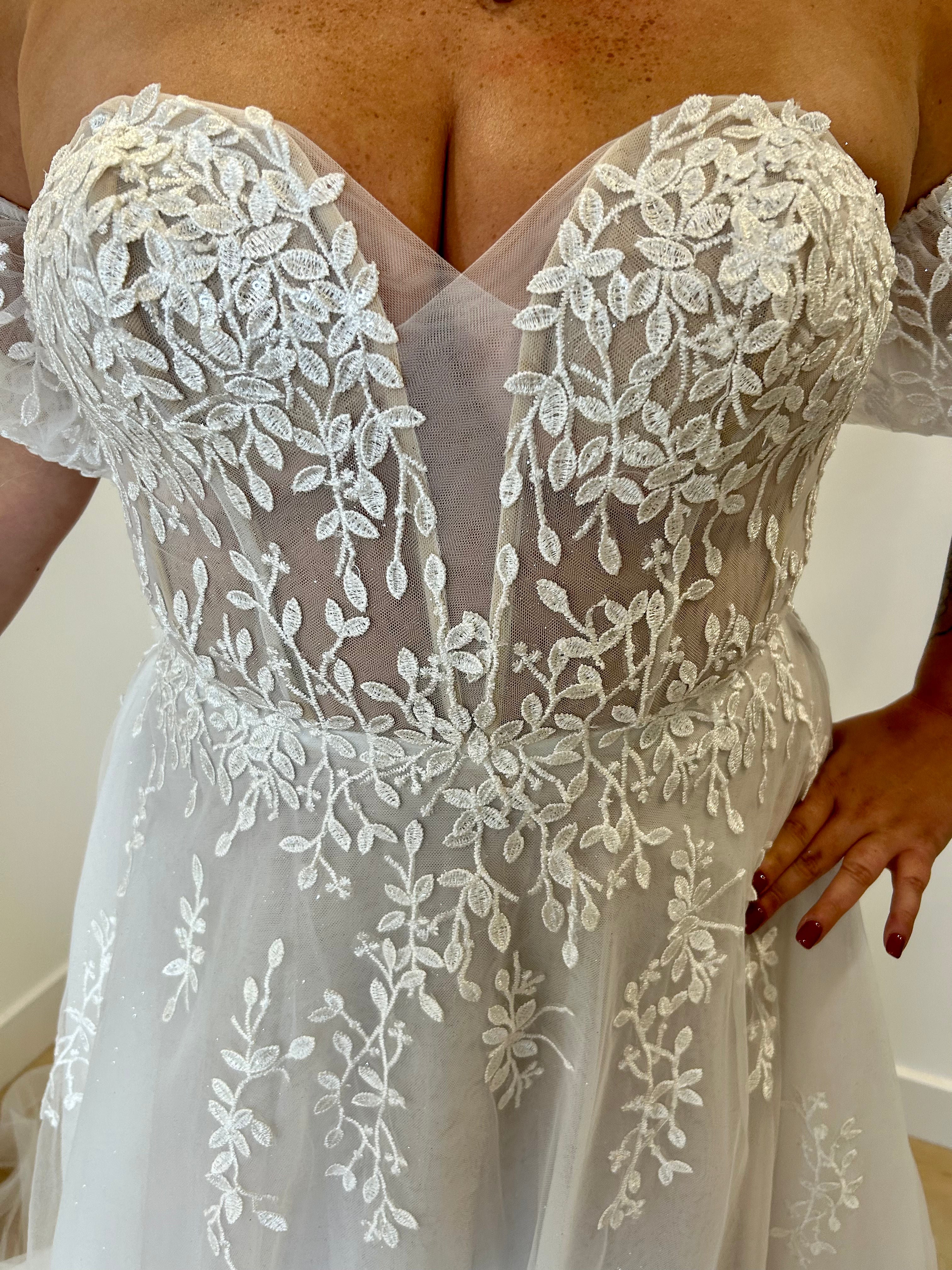 Margarita - robe longue de mariée en tulle brodée à encolure bustier sans bretelle, brodée de dentelle perlée et manchons bouffants Margarita - robe longue de mariée en tulle brodée à encolure bustier sans bretelle, brodée de dentelle perlée et manchons bouffants