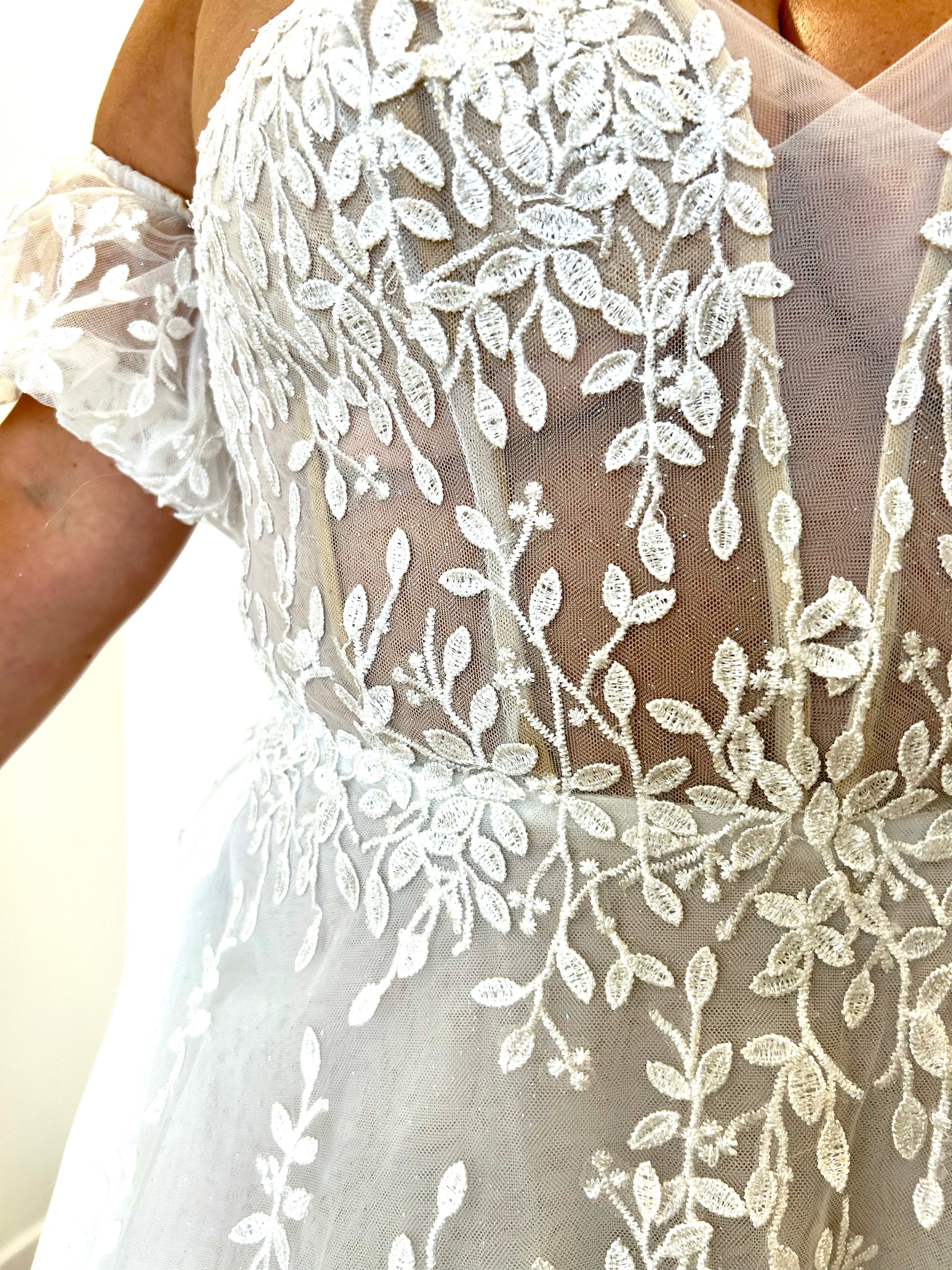 Margarita - robe longue de mariée en tulle brodée à encolure bustier sans bretelle, brodée de dentelle perlée et manchons bouffants Margarita - robe longue de mariée en tulle brodée à encolure bustier sans bretelle, brodée de dentelle perlée et manchons bouffants