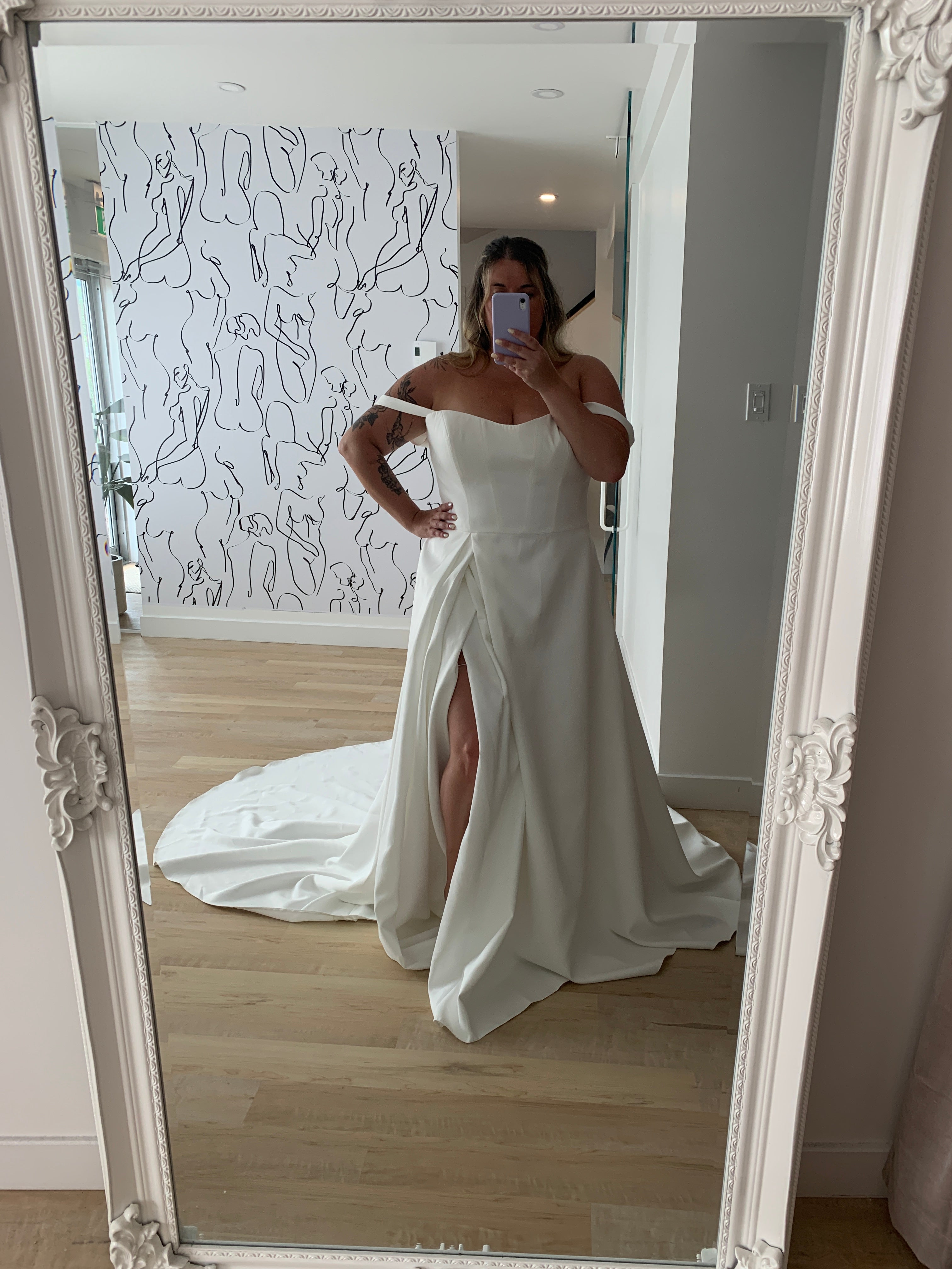 Leandra *taille plus* - robe de mariée moderne et classique à bustier en coeur en tissus satiné mat avec fente glam à la jambe Leandra *taille plus* - robe de mariée moderne et classique à bustier en coeur en tissus satiné mat avec fente glam à la jambe