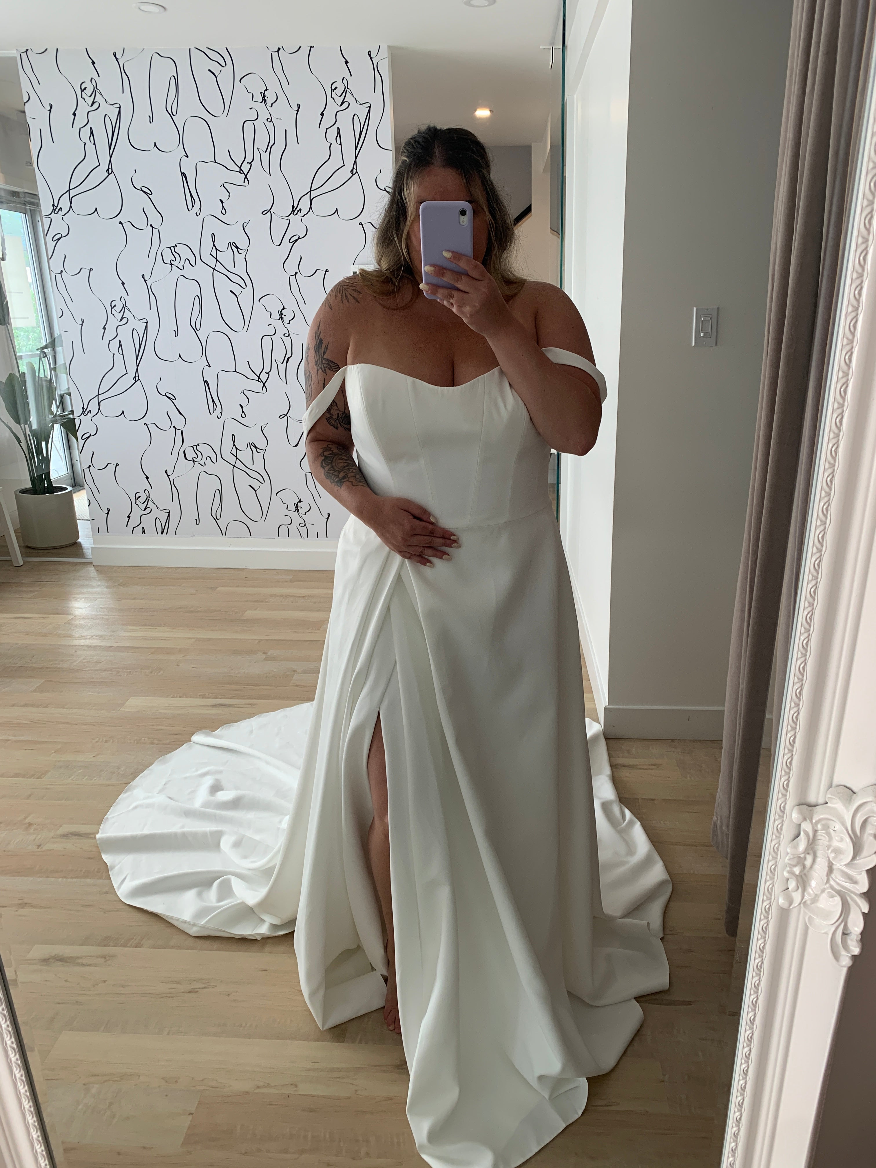 Leandra *taille plus* - robe de mariée moderne et classique à bustier en coeur en tissus satiné mat avec fente glam à la jambe Leandra *taille plus* - robe de mariée moderne et classique à bustier en coeur en tissus satiné mat avec fente glam à la jambe
