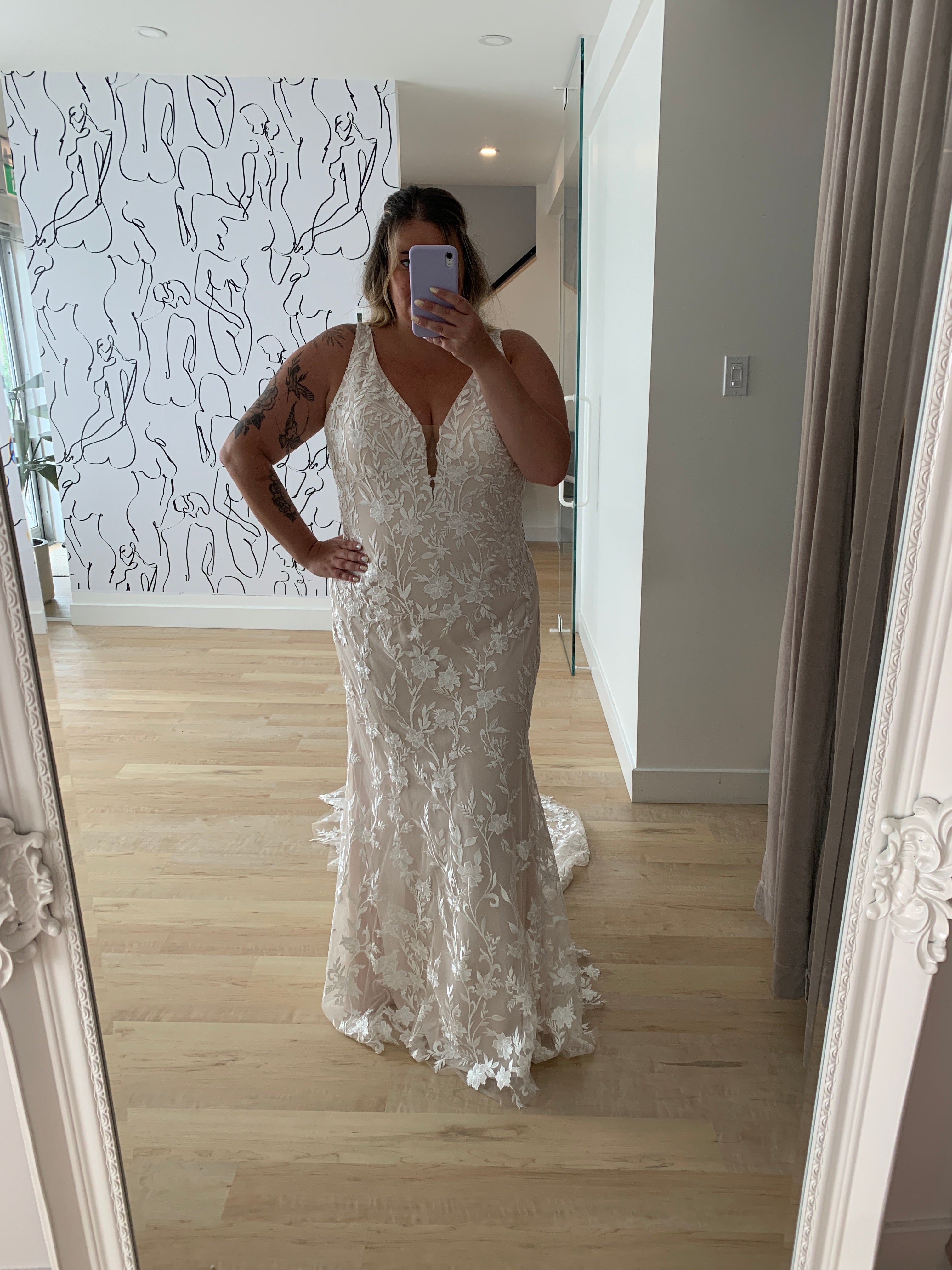 Lexi *taille plus* *échantillon taille 20* - robe de mariée ajustée en dentelle non perlée luxueuse à dos dégagé Lexi *taille plus* *échantillon taille 20* - robe de mariée ajustée en dentelle non perlée luxueuse à dos dégagé
