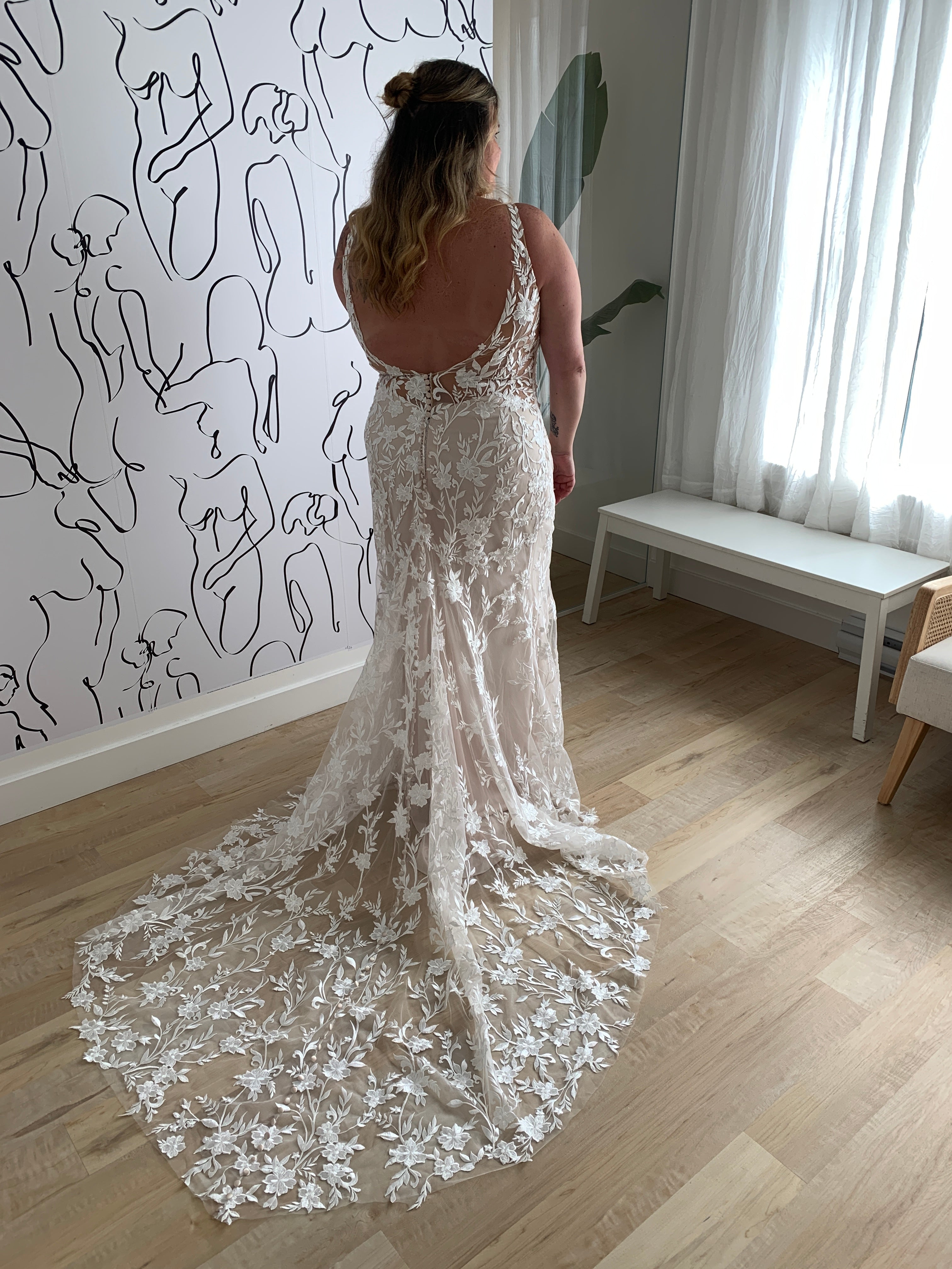Lexi *taille plus* *échantillon taille 20* - robe de mariée ajustée en dentelle non perlée luxueuse à dos dégagé Lexi *taille plus* *échantillon taille 20* - robe de mariée ajustée en dentelle non perlée luxueuse à dos dégagé
