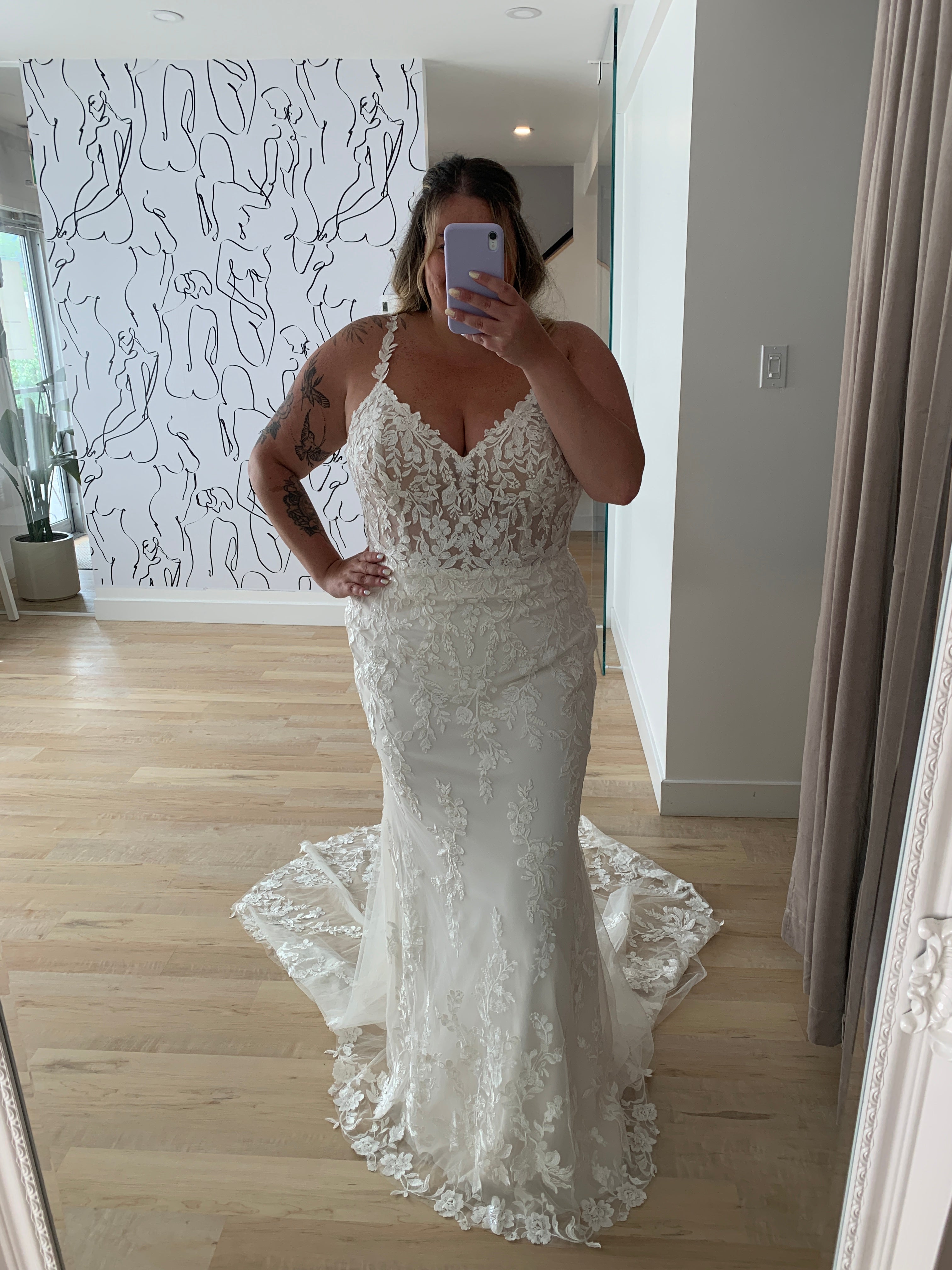 Haylay *taille plus* - robe de mariée de coupe ajustée en dentelle avec bretelles et dos style corset Haylay *taille plus* - robe de mariée de coupe ajustée en dentelle avec bretelles et dos style corset